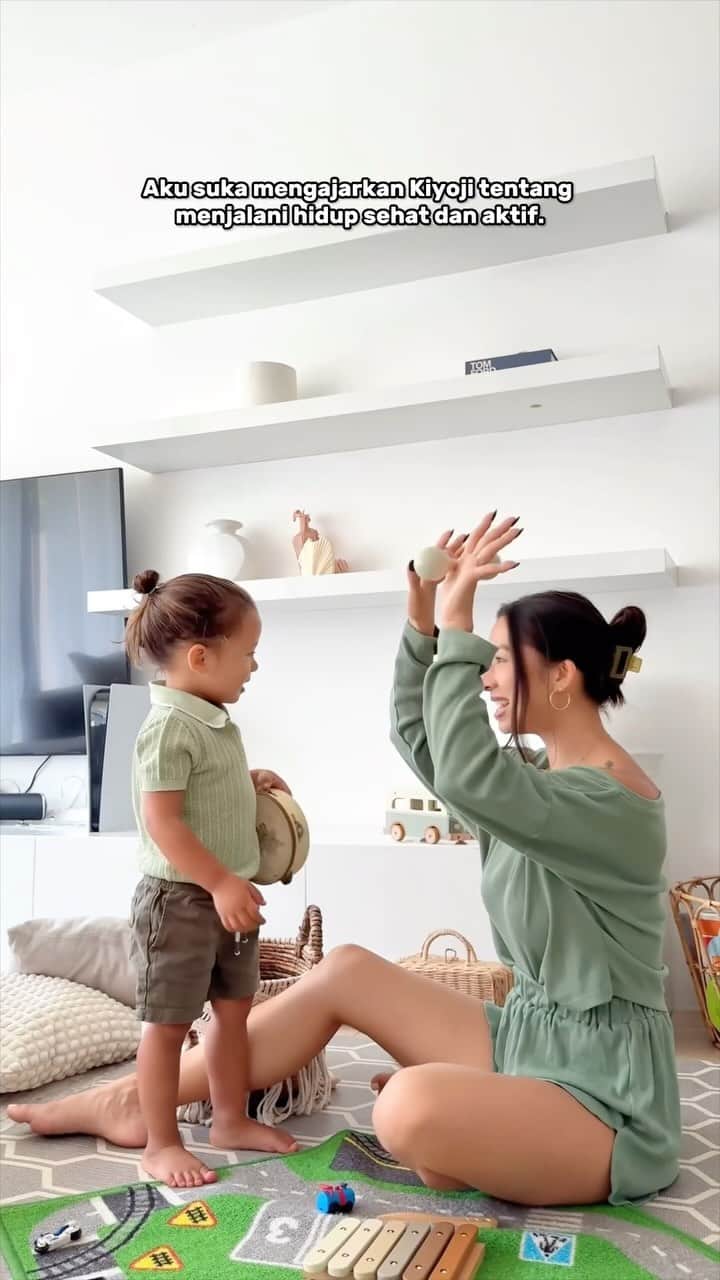 Jennifer Bachdimのインスタグラム：「It’s time for you to try it! 💚  🌿✨ Embrace a healthier lifestyle with Konicare Natural Baby Bath 2in1 Foam - the ultimate sidekick for moms! It’s super soft texture, delightful natural fragrance, and clinically tested hypoallergenic formula make bath time a game-changer. No tears, just cheers! 🛁👶   And don’t forget Konicare Minyak Telon Plus Lavender - a superhero for moms for over 30 years! From natural ingredient and no fragrance. Providing warmth, comfort, and up to 8 hours of mosquito protection, it’s a true legend. Say goodbye to worries and hello to peace of mind! 🦸‍♀️🍃  Yuk, yang mau sama seperti aku, harus selalu pakai Konicare @bundakonicare dan jadi #TeamBachdim. Karena Konicare merawat lebih lembut, bukti tanda cinta bunda 💜  #KonicarePilihanTerbaik #MerawatLebihLembut #KonicareNaturalBabyBath #KonicareMinyakTelonPlus #TipsIbu」