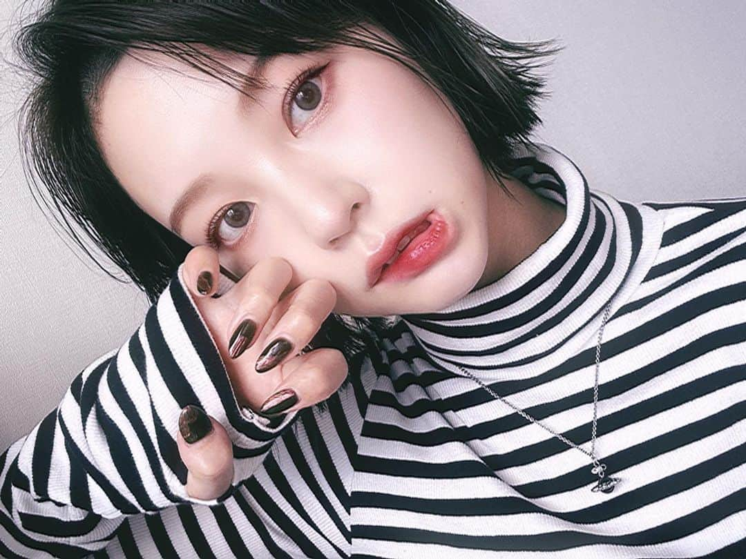 岡田ゆり子さんのインスタグラム写真 - (岡田ゆり子Instagram)「🖤🤍🖤  ひさしぶりのダークカラーネイル💅 深めのカーキで ミラーの部分は角度によって ブロンズにもピンクにも見えて めっちゃかわいい🥰🥰🥰 お姉さんに相談しながらカラー決めたけど 大正解だった〜！  ネイルしながら一緒にマツパもしてもらったから 毎日まつ毛絶好調🥺🥺🥺💗  とうぶんダークカラーネイルはまっちゃいそうだなー💗  【ETOILE BEAUTY】 エトワールビューティー 日比谷線恵比寿駅 徒歩1分  #nail #newnails #ジェルネイル #シンプルネイル #秋ネイル #ミラーネイル #ミラーネイルデザイン  #秋ネイル #ダークカラーネイル #カーキネイル #秋カラーネイル  #エトワールビューティー #恵比寿 #ETOILEBEAUTY #PR」11月6日 19時22分 - yyy__0520