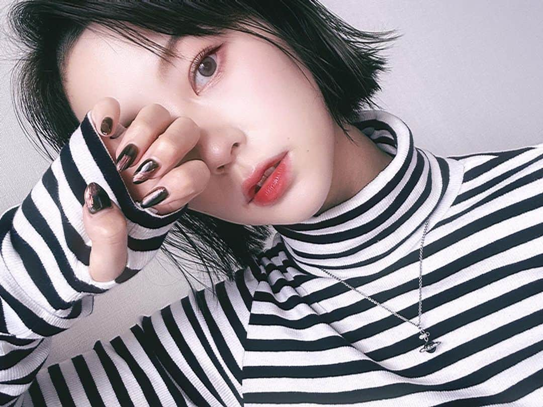 岡田ゆり子のインスタグラム：「🖤🤍🖤  ひさしぶりのダークカラーネイル💅 深めのカーキで ミラーの部分は角度によって ブロンズにもピンクにも見えて めっちゃかわいい🥰🥰🥰 お姉さんに相談しながらカラー決めたけど 大正解だった〜！  ネイルしながら一緒にマツパもしてもらったから 毎日まつ毛絶好調🥺🥺🥺💗  とうぶんダークカラーネイルはまっちゃいそうだなー💗  【ETOILE BEAUTY】 エトワールビューティー 日比谷線恵比寿駅 徒歩1分  #nail #newnails #ジェルネイル #シンプルネイル #秋ネイル #ミラーネイル #ミラーネイルデザイン  #秋ネイル #ダークカラーネイル #カーキネイル #秋カラーネイル  #エトワールビューティー #恵比寿 #ETOILEBEAUTY #PR」