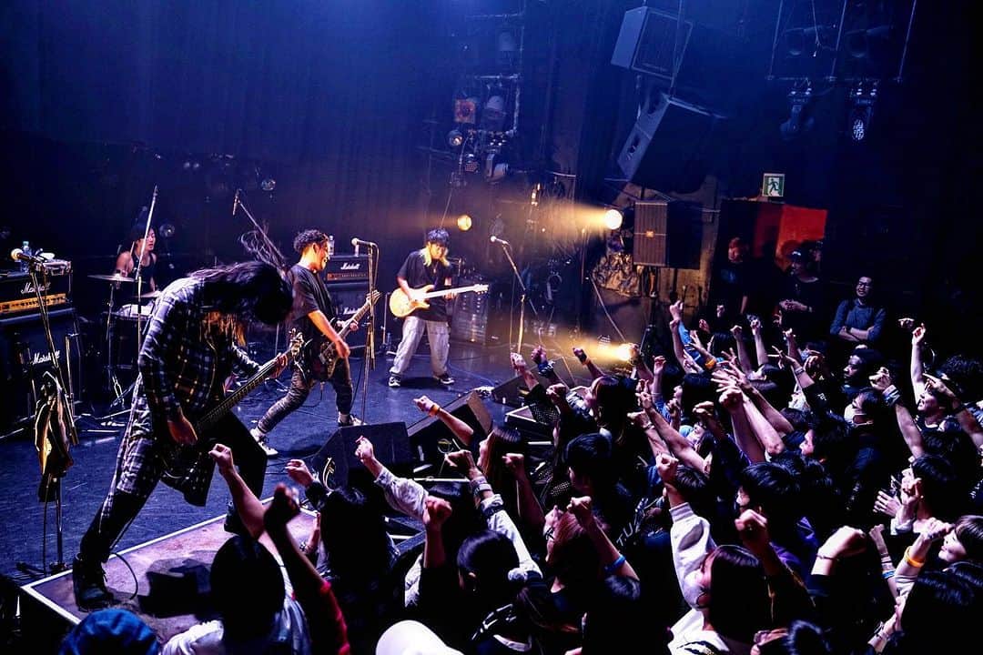 SHiNNOSUKEのインスタグラム：「BUMP ON da STYLE vol.37  隔月でやってたとか信じられない。  メジャーデビューするタイミングのプレゼンLIVEもBUMP。  例のごとく出演者や友達がお客さん以上に楽しみ過ぎてて、撒きまくったテキーラでの"異常な盛り上がりっぷり"と"なんかキテる感"に騙されたレーベルの人達、ごめんなさい。  悪気は無かったんです、今も感謝しかないです。  photo by kyotaro._h  #rookiezispunkd #stuw #sinobrown #bumpondastyle #live #歴史振り返り」