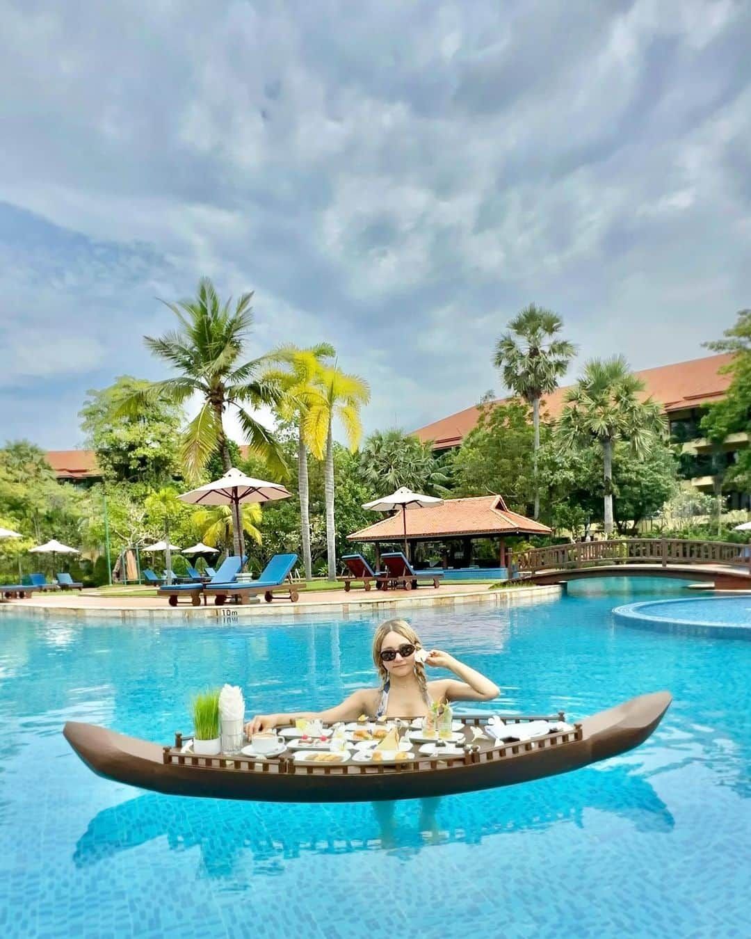 YuhKawasakiさんのインスタグラム写真 - (YuhKawasakiInstagram)「📍Angkor Palace Resort&Spa   プールでアフタヌーンティー🫖🍴🧁 昼間は遺跡巡りされる方が多いので ホテルのプールは貸切🫶  1人でもアフタヌーンティー出来るか聞いたら OKとのことでしたが 普通に2人分出てきた模様笑  これで約16USドルなので2人でしたら 1人あたりたったの8USドル💵 日本だとこのお値段でこの体験は できないね😍  プールにプカプカ浮きながら食べるのって めちゃくちゃ楽しいんです🍴笑 ： ： ： ： ： ： ： #angkorpalaceresortandspa #floatinghitea#floatingafternoontea #floatingbreakfast #cambodiatravel #cambodiahotel #greenresort #siemreaphotel #カンボジアホテル#シェムリアップホテル#フローティングアフタヌーンティー#フローティングハイティー#フローティングブレックファースト #カンボジア旅行 #カンボジア料理 #カンボジア女子旅 #カンボジアカフェ #トランカー#シェムリアップ旅行 #シェムリアップ観光 #シェムリアップカフェ #プールでのんびり #ホカンスグラム#リゾートホテル #東南アジア旅行 #angkorpalace #ハイティー#アフタヌーンティーのある暮らし #タビジョ#旅スタグラム」11月6日 19時25分 - yuhkawasaki