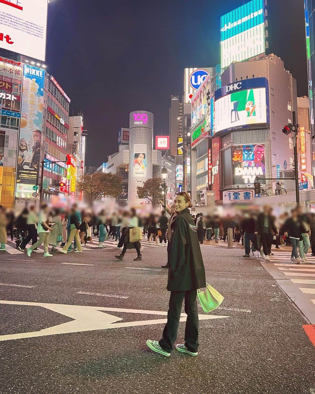 本多末奈のインスタグラム：「Shibuya ⭐️  毎日のように通っていた街🌃 今やたまの久しぶりに行くだけで 人が多くて酔ってしまいます😵‍💫  よく行ってたな〜と感心🥸 若かったなぁ〜。笑  景色もいろいろ変わってたり、変わってなかったり。 刺激的な街だ🥳  #shibuya #tokyo #渋谷 #渋谷スクランブル交差点 #スクランブル交差点 #懐かしい思い出」