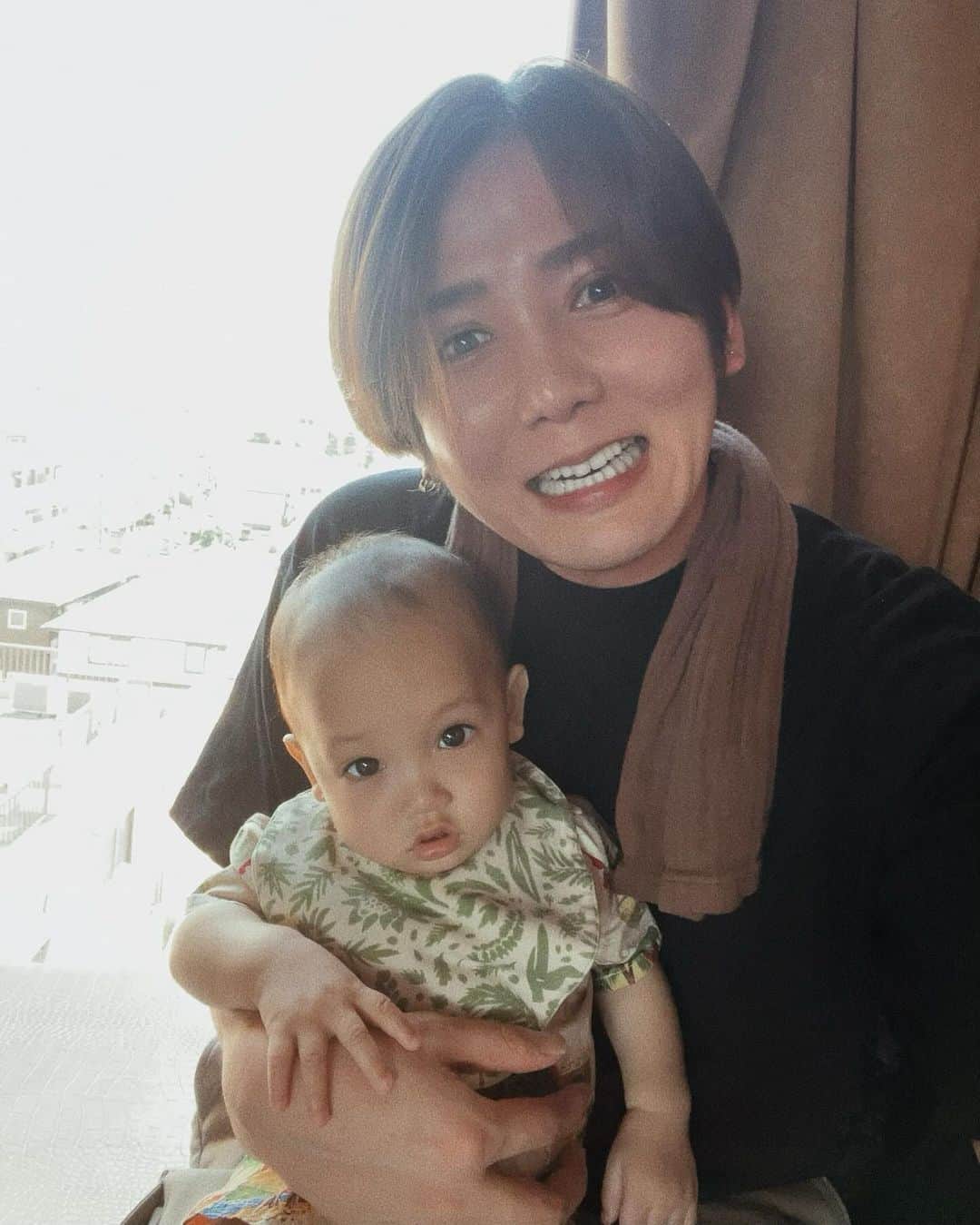 ミッチーのインスタグラム：「ひいいいいいいい！か、かわええ！ この日は子供いっぱいでとっても癒された日でした🥹(ただし時差な) ありがとう！  また皆と写真撮るの忘れてた、、 りんたんとの写真が1枚だけあったから載せちまいます。カメラ目線可愛すぎんかい？ でかい手にちょこんと乗せたおててが愛おしすぎるよ、、  野菜やら肉やら焼く気満々で(つまりBBQな)首からタオルさげて気合い入れてったんだけど、全てヒロくん @hirotakaurabe が焼いてくれたって話。笑 ありがとう。そして焼き加減、最高すぎ。 今福、役に立たず😇  w/ @yu1_0813  @rika0124a  @takahashiyu.official」