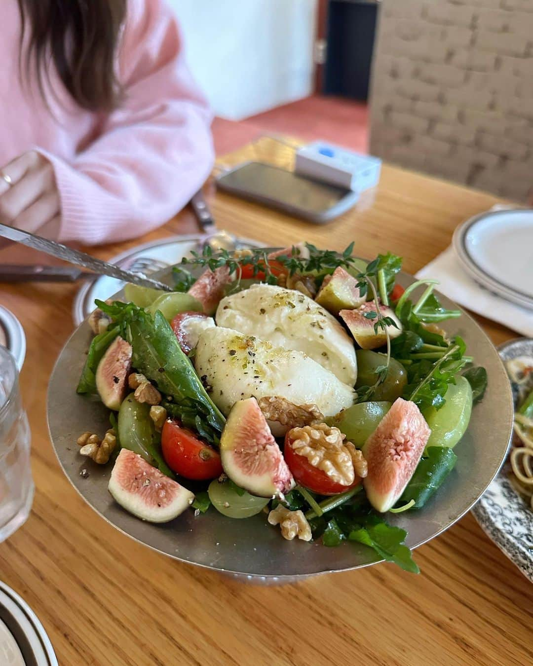 左近鈴乃のインスタグラム：「. お店の雰囲気もお皿も可愛いくてタイプなお店🤎 全部美味しかった〜🍋🍽️🫛🥫 特にレモンとアンチョビのパスタが好きだった！  テラス席も可愛かったな〜🕰️🍃  30分ぐらい並んで入れました！ 写真撮ったりしてたから全然並べる😌♡  #韓国旅行 #韓国 #韓国グルメ  #꽁티드툴레아도산점 #꽁티드툴레아 #contedetulear」