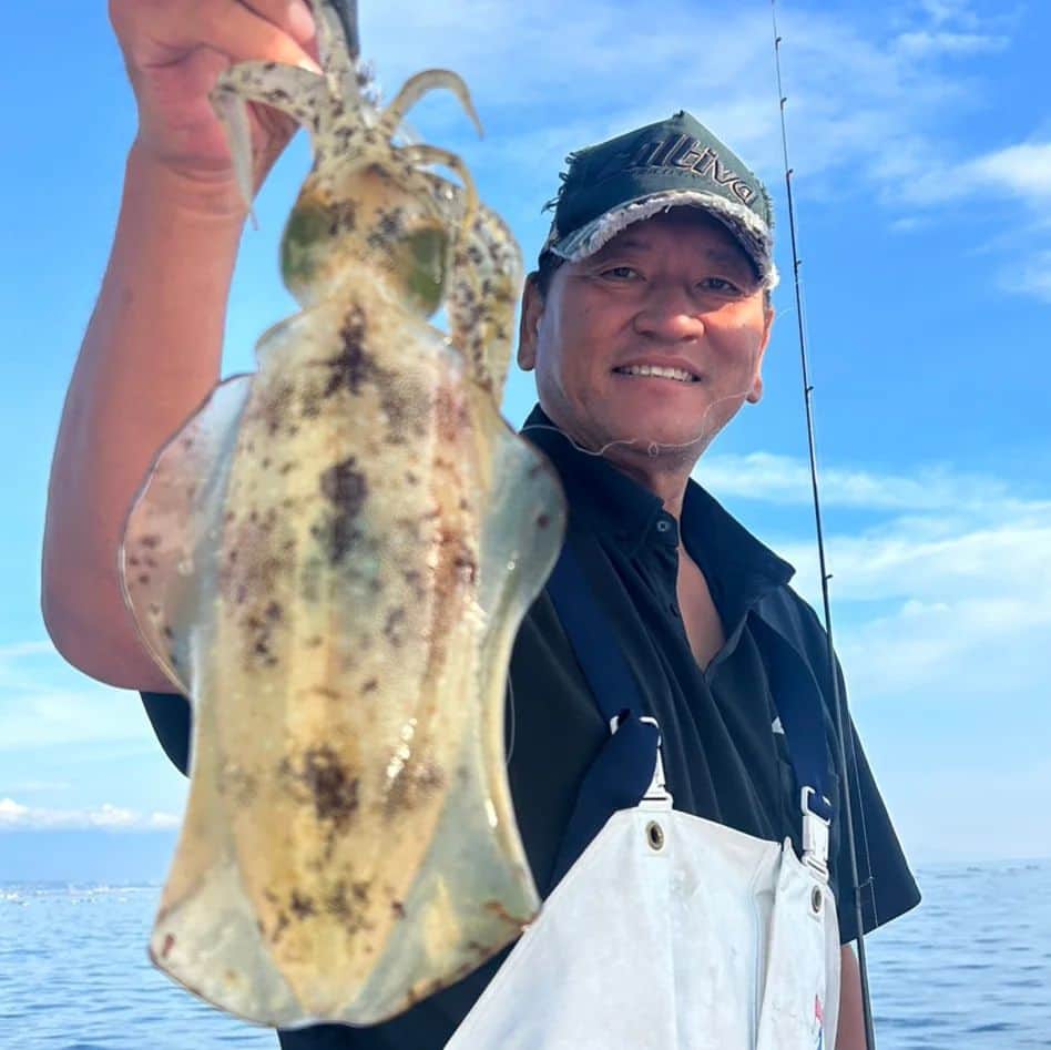 佐々木主浩さんのインスタグラム写真 - (佐々木主浩Instagram)「晩飯調達！ 海に浮かんでる時間は最高な息抜きになります。 #釣り　#アオリイカ　#リフレッシュ」11月6日 19時29分 - sasakikazuhiro.22