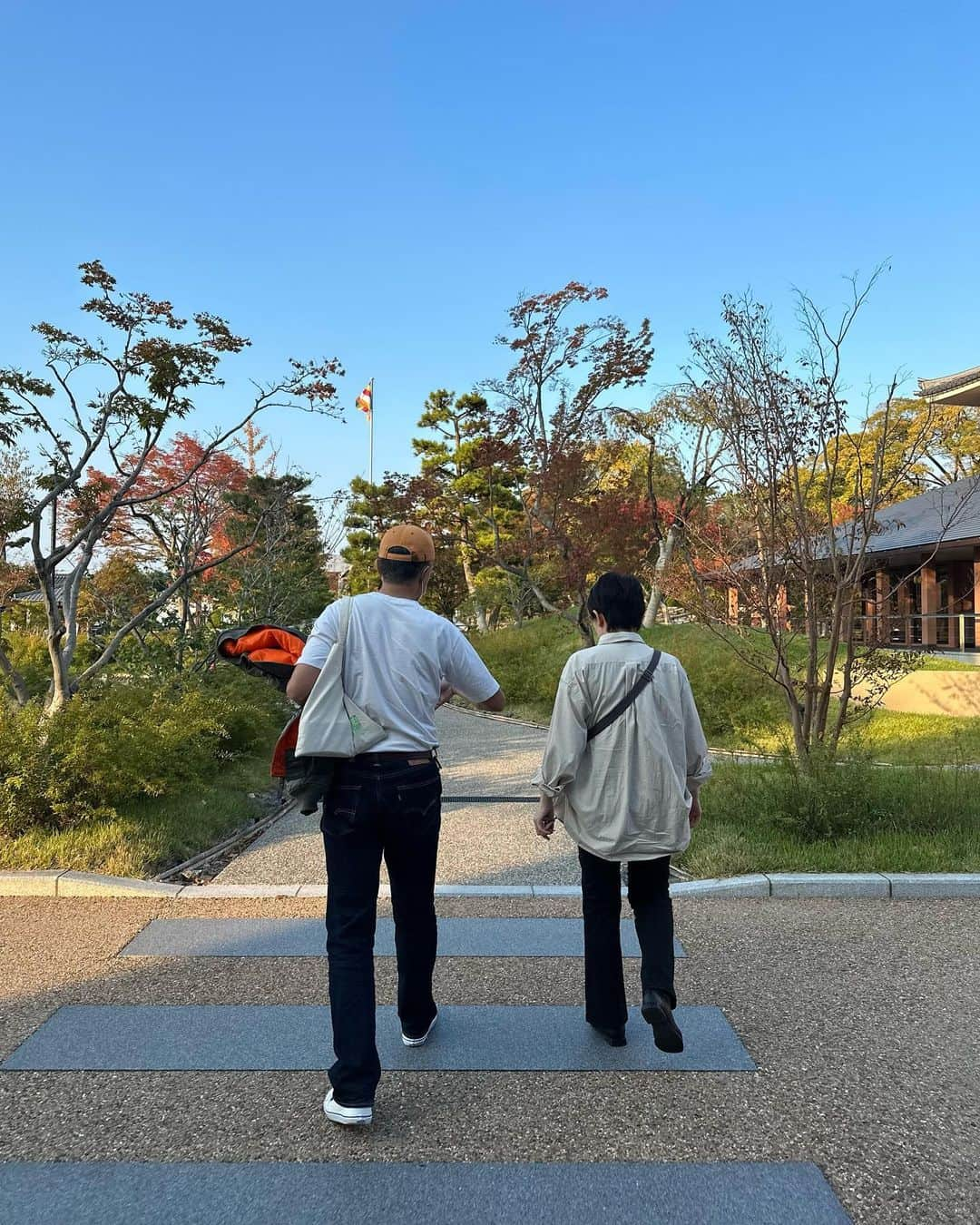 水上京香さんのインスタグラム写真 - (水上京香Instagram)「⁡ 週末のお仕事に合わせての帰省が定番の、今日この頃。 この日は、両親の車を運転させてもらいながら智積院へ🍂🍁 ⁡ その後は水族館に行こう！って言っていたのに、 合間にケーキを買いに来たら、目の前に美味しそうなお店を見つけ 水族館をキャンセルにして、夕ご飯を食べて帰宅🍽️  お家で続きの晩酌をしながらケーキを食べて、 コンディションが悪すぎるそら様に爆笑した夜でした🤣 お父さん、Instagram用にたくさん写真撮ってくれてありがとう！  #水上的私服事情 と、#帰省日記 でした！」11月6日 19時30分 - kyokaminakami_official