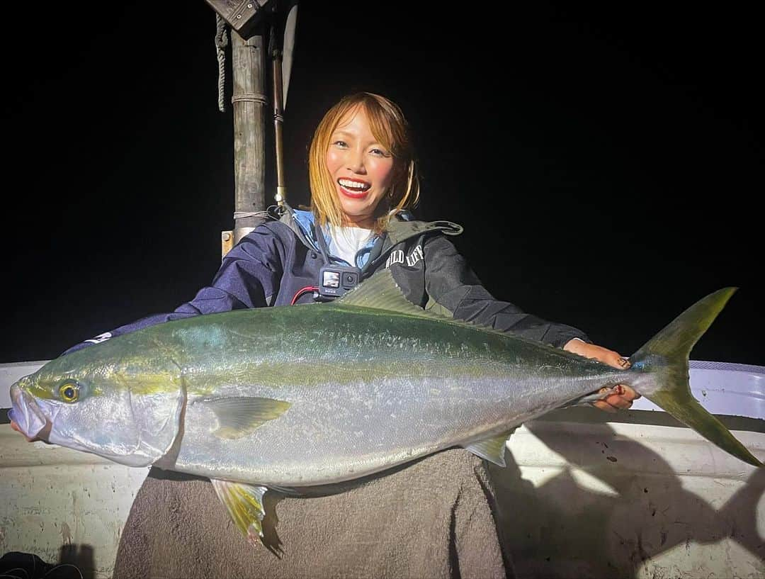 冨士木耶奈のインスタグラム：「. でたーーーっ‼これぞ‼️ 鳴門の#ナイトブルー 🐟👏🏽 鳴門海峡の激流に ルアーを流し込んで仕留める✨ この釣り、マヂでヤバいから みんなに経験してもらいたい‼️ 激流の中に潜む魚達は筋肉質で 引きも半端ないから ほんまにえぐい🤩🤩 いつか冨士木耶奈と行く 淡路島ツアー開催しょうかな❣️ ほんまにオススメ✨🌈  #鳴門海峡 #船釣り #海幸丸 #ブリ  #ナイトブルー #キャスティング  #夜釣り #鳴門の渦潮 #巨大魚  #fishinglife #narutobridge #🎣  #awajishima #narutowhirlpool」