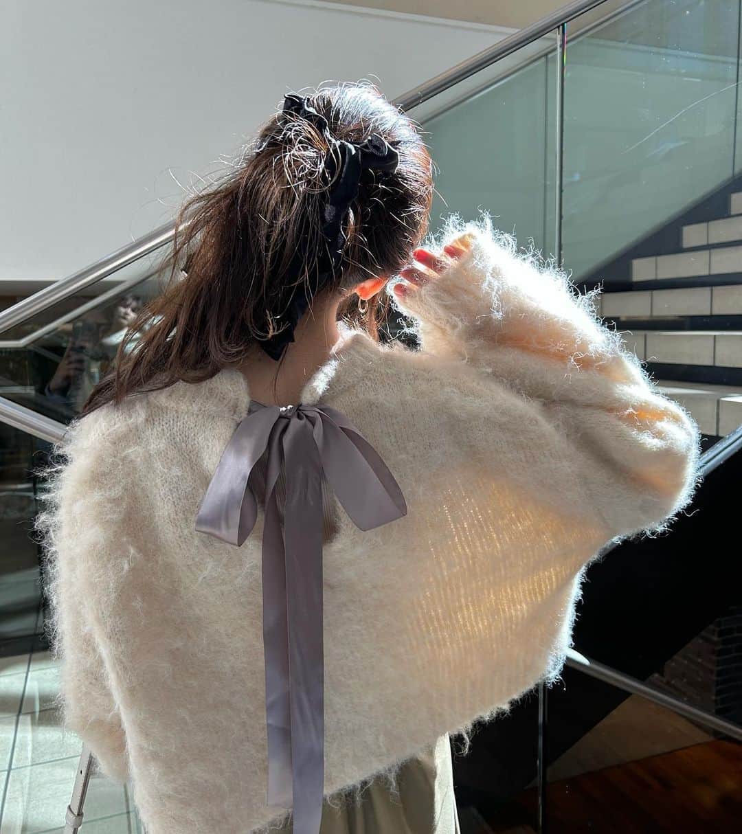 村田倫子のインスタグラム：「୨୧♡  寒くなってくると、 甘めも着たくなる💭  もうすぐクリスマスなので そんなことを意識して つくったあざといなぁ〜モヘアニットです。  ふわふわ、もへもへニットが たまりません(ちくちくしにくいです) スタイルアップできるショート丈で おつくりしているので デニムに合わせてカジュアルダウンもおすすめ… ☺︎  つくりながら、かなり昔のコラボ企画でも バックリボンを提案したことを思い出しました。 好きなものは意外と変わらないみたいです🎀  #idem_idea #polene #クリスマスコーデ」