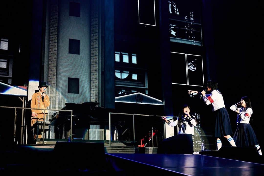 新しい学校のリーダーズさんのインスタグラム写真 - (新しい学校のリーダーズInstagram)「#HAMIDASHITEIKU at 東京体育館 🌙 SPECIAL GUEST : H ZETT M 様  我々の1st,2ndアルバムを初めとする数多くの曲の、産みの親であるHZETTM様。 4年半ぶりのステージでの共演。🎹 「恋の遮断機」「zzz」「恋ゲバ」を共に、披露させて頂きました。とても素敵な時間でした。✨✨ ありがとうございました！   photo by  Junpei Kawahata, usamiryo #HZETTM#HZETTRIO#新しい学校のリーダーズ#ATARASHIIGAK KO」11月6日 19時32分 - japan_leaders