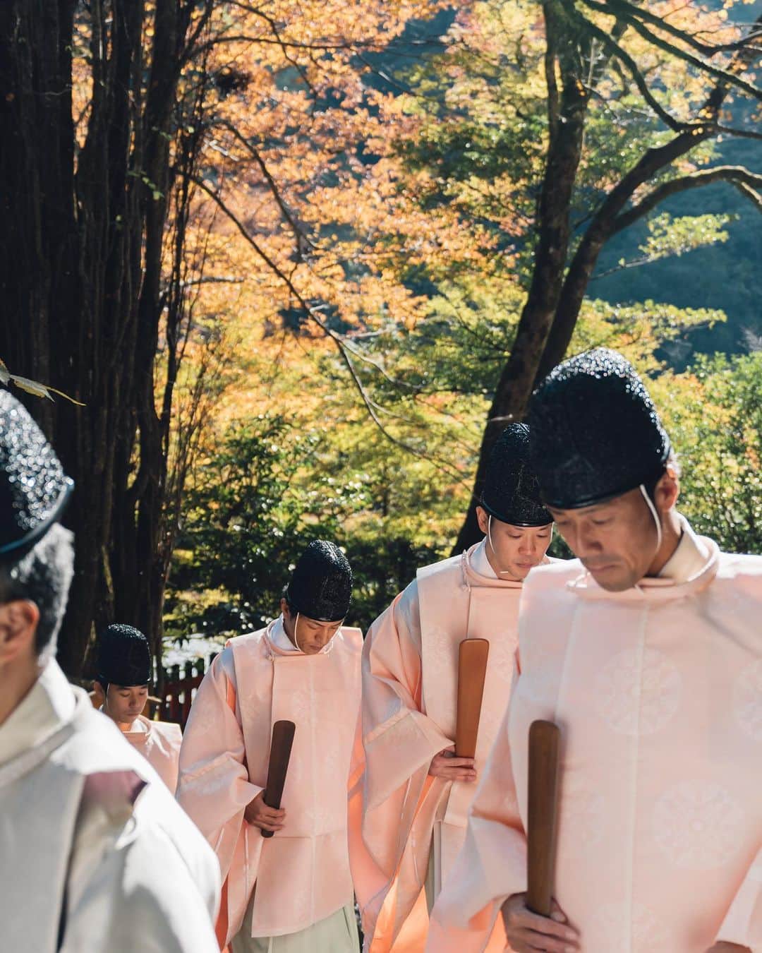 貴船神社のインスタグラム：「秋季御更衣祭  御更衣祭とは神様のお召し物を替えていただく祭儀で、本宮・奥宮の両殿御内陣にて新しい神御衣（かんみそ）を奉献します。」