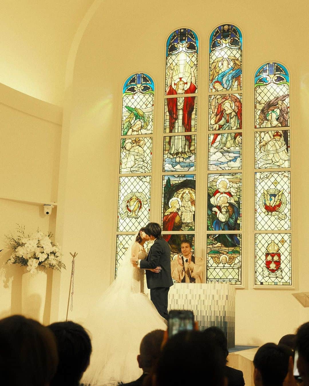 中嶋杏理さんのインスタグラム写真 - (中嶋杏理Instagram)「先日11月3日に結婚式を挙げました💒 お忙しい中お越し頂いた皆様、 本当に有難う御座いました🙇🏼‍♂️🩷  昨年末、結婚式を挙げると決まってから EDEN TOKYOのopenもあり 当日まで限られた時間の中で準備をするのが 本当に大変でしたが、EDENのスタッフをはじめ 私が準備をメインで進める中、 会社と家庭をサポートしてくれた一馬、 そして関わって下さる皆さんには感謝でしかありません。  自分が想像していた以上に、 愛に溢れた幸せな1日になりました🥲🙏🏻🩷  本当に有難う御座います。  これからもどうぞ、宜しくお願い致します🙇🏼‍♂️🙏🏼  そして沢山素敵に撮って貰った写真があるので 今日から結婚式フィードになりますが、 お付き合い下さい🤤🥺✨✨  . #結婚式#結婚式ドレス#アニヴェルセル表参道 #挙式#結婚#wedding#weddingdress #weddingphotography#mywedding」11月6日 19時34分 - anrinakajima