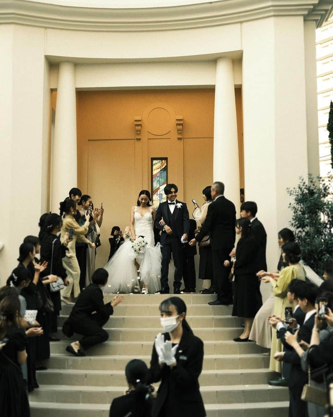 中嶋杏理さんのインスタグラム写真 - (中嶋杏理Instagram)「先日11月3日に結婚式を挙げました💒 お忙しい中お越し頂いた皆様、 本当に有難う御座いました🙇🏼‍♂️🩷  昨年末、結婚式を挙げると決まってから EDEN TOKYOのopenもあり 当日まで限られた時間の中で準備をするのが 本当に大変でしたが、EDENのスタッフをはじめ 私が準備をメインで進める中、 会社と家庭をサポートしてくれた一馬、 そして関わって下さる皆さんには感謝でしかありません。  自分が想像していた以上に、 愛に溢れた幸せな1日になりました🥲🙏🏻🩷  本当に有難う御座います。  これからもどうぞ、宜しくお願い致します🙇🏼‍♂️🙏🏼  そして沢山素敵に撮って貰った写真があるので 今日から結婚式フィードになりますが、 お付き合い下さい🤤🥺✨✨  . #結婚式#結婚式ドレス#アニヴェルセル表参道 #挙式#結婚#wedding#weddingdress #weddingphotography#mywedding」11月6日 19時34分 - anrinakajima