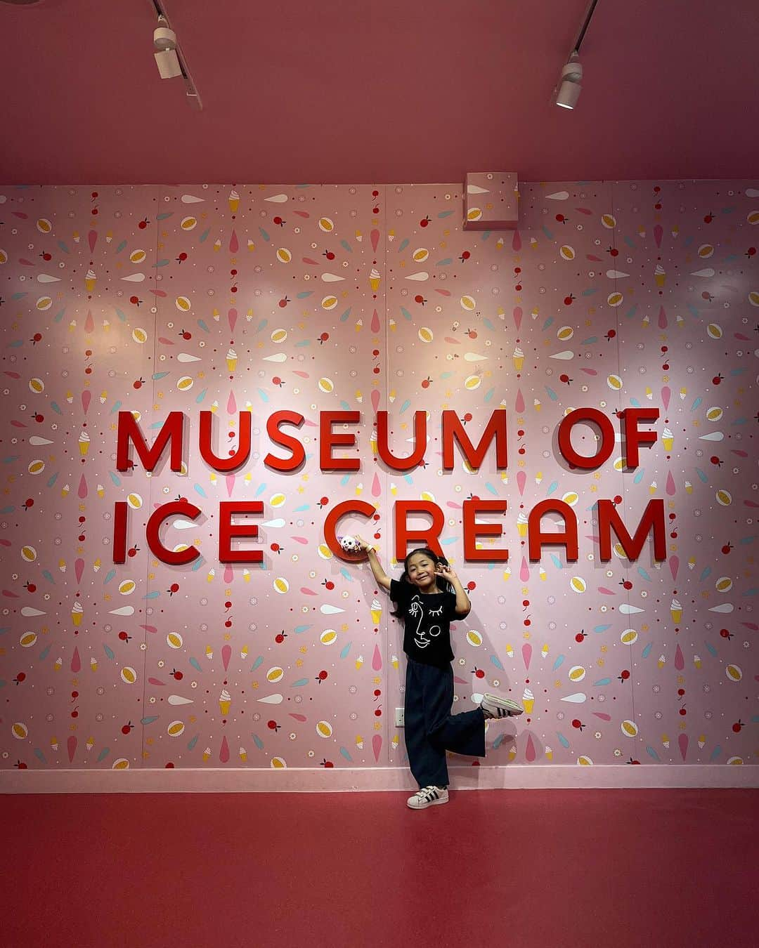 リザ・ソベラーノさんのインスタグラム写真 - (リザ・ソベラーノInstagram)「Serving looks and scoops 🍦 @museumoficecreamsg」11月6日 19時34分 - lizasoberano