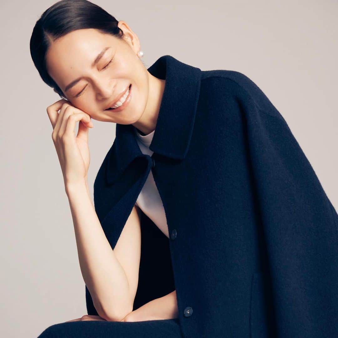 doclasse_styleのインスタグラム：「自分の「好き」を貫く強さ  「年齢を重ねるごとに、自分の輪郭がはっきりしていくイメージを持っています。だから、「人生を終える時に自分が完成する」気持ちで、年を重ねていく努力をするようにしています。」  モデルの竹厚綾さん　@ay_at_ak  が着こなすシックでノーブルなミッドナイトブルー。  同色のニットをレイヤードして素材感の違いを楽しんで。  #ドゥクラッセ #doclasse  #50代コーディネート #50代コーデ #ファッションコーデ #レディースファッション #パーソナルカラー #カラーコーデ #40代ファッション#40代ファッション #40代コーデ #40代コーディネート #秋冬コーデ #秋冬ファッション」