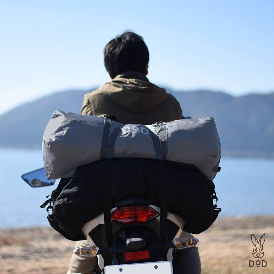 DOPPELGANGER OUTDOORさんのインスタグラム写真 - (DOPPELGANGER OUTDOORInstagram)「. \ ライダーズワンタッチテント ご紹介🏍️ / . こんにちは、SNS担当のトッキです🐰 この週末は3連休だった方も多いかと思いますが、外遊びははかどりましたか？ 同僚のリョウくんは、まもなく新発売の #ハコッチャハコ を持ってツーリングに行ってきたとのことで、その写真をストーリーズとX（旧Twitter）で投稿してますので是非覗いてみてください🏍️ . DODではキャンプツーリングで使える「ライダーズシリーズ」の製品を揃えており、本日はその中から #ライダーズワンタッチテント をご紹介します。 脚を伸ばして紐を引くだけでアウターテント、インナーテント、グランドシート、荷物の置ける前室がすべて完成してしまうめちゃ優秀なワンタッチテント。 バイクでの長旅で疲れた体でもパパっと設営できちゃうのが嬉しいポイントです😎 . 前室、寝室ともソロでゆったり快適に使えるサイズ感ですが、気楽にツーリングに持ち出せるよう、バイクからはみ出さないようなコンパクト収納にこだわりました！ こんなに小さく収まってこんなに設営カンタンなのに、こんなに快適！！！のためのこだわりを詰め込んだ自慢のテントです😎😎 . ソロキャンプ用のウイング型タープ #オーマイロンリナイイッツマイライフタープ との相性もばっちり！（画像3枚目） くつろぎスペースが広がってさらに快適に過ごせるのはもちろん、組み合わせたときのシルエットが最高にクールにキマります✨ . タンとグレーの2色展開。 参考価格23,580円でWEBページに掲載の販売店さま（Amazon、Yahoo!、楽天など）での販売です🐰 . #ソロテント #ソロキャンプ #ツーリング #バイク旅 #ツーリングキャンプ #キャンプツーリング #秋キャンプ #dod #ディーオーディー #outdoor #アウトドア #ソトアソビ #camp #キャンプ #露營 #戶外 #디오디」11月6日 19時38分 - dod.camp