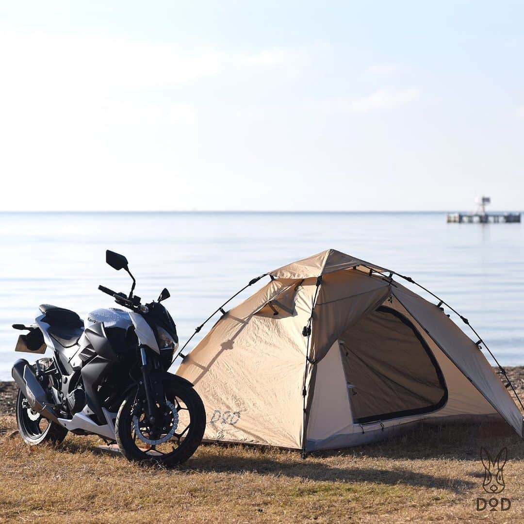 DOPPELGANGER OUTDOORのインスタグラム：「. \ ライダーズワンタッチテント ご紹介🏍️ / . こんにちは、SNS担当のトッキです🐰 この週末は3連休だった方も多いかと思いますが、外遊びははかどりましたか？ 同僚のリョウくんは、まもなく新発売の #ハコッチャハコ を持ってツーリングに行ってきたとのことで、その写真をストーリーズとX（旧Twitter）で投稿してますので是非覗いてみてください🏍️ . DODではキャンプツーリングで使える「ライダーズシリーズ」の製品を揃えており、本日はその中から #ライダーズワンタッチテント をご紹介します。 脚を伸ばして紐を引くだけでアウターテント、インナーテント、グランドシート、荷物の置ける前室がすべて完成してしまうめちゃ優秀なワンタッチテント。 バイクでの長旅で疲れた体でもパパっと設営できちゃうのが嬉しいポイントです😎 . 前室、寝室ともソロでゆったり快適に使えるサイズ感ですが、気楽にツーリングに持ち出せるよう、バイクからはみ出さないようなコンパクト収納にこだわりました！ こんなに小さく収まってこんなに設営カンタンなのに、こんなに快適！！！のためのこだわりを詰め込んだ自慢のテントです😎😎 . ソロキャンプ用のウイング型タープ #オーマイロンリナイイッツマイライフタープ との相性もばっちり！（画像3枚目） くつろぎスペースが広がってさらに快適に過ごせるのはもちろん、組み合わせたときのシルエットが最高にクールにキマります✨ . タンとグレーの2色展開。 参考価格23,580円でWEBページに掲載の販売店さま（Amazon、Yahoo!、楽天など）での販売です🐰 . #ソロテント #ソロキャンプ #ツーリング #バイク旅 #ツーリングキャンプ #キャンプツーリング #秋キャンプ #dod #ディーオーディー #outdoor #アウトドア #ソトアソビ #camp #キャンプ #露營 #戶外 #디오디」