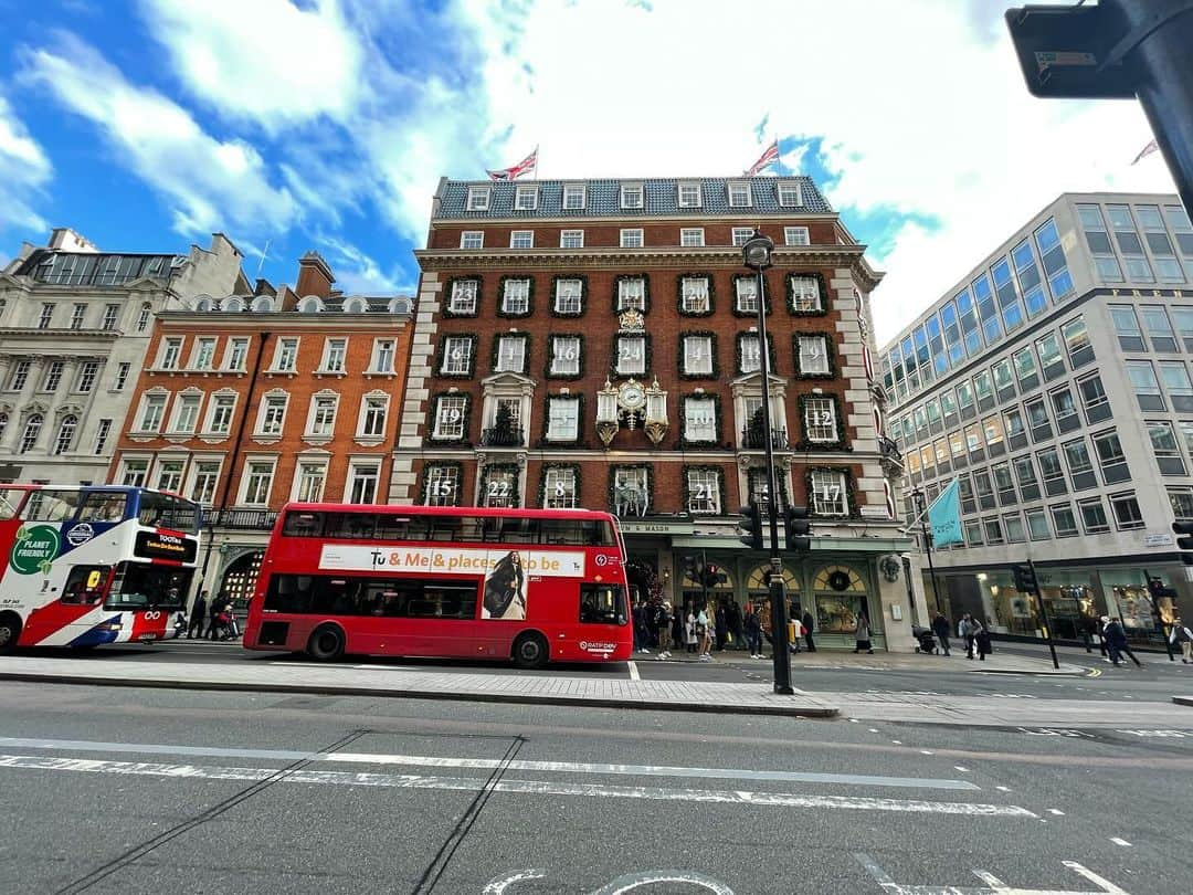 広瀬斗史輝さんのインスタグラム写真 - (広瀬斗史輝Instagram)「London Bus  #london #bus #studyinspiration #advertising #studyingabroad」11月6日 19時39分 - toshiki_hirose