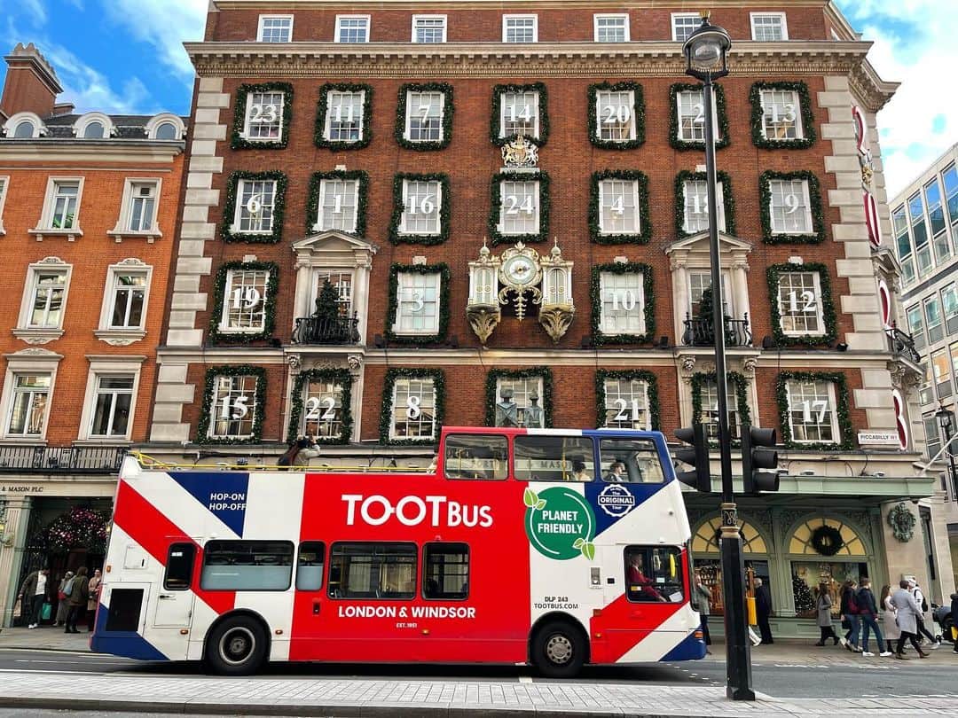 広瀬斗史輝さんのインスタグラム写真 - (広瀬斗史輝Instagram)「London Bus  #london #bus #studyinspiration #advertising #studyingabroad」11月6日 19時39分 - toshiki_hirose