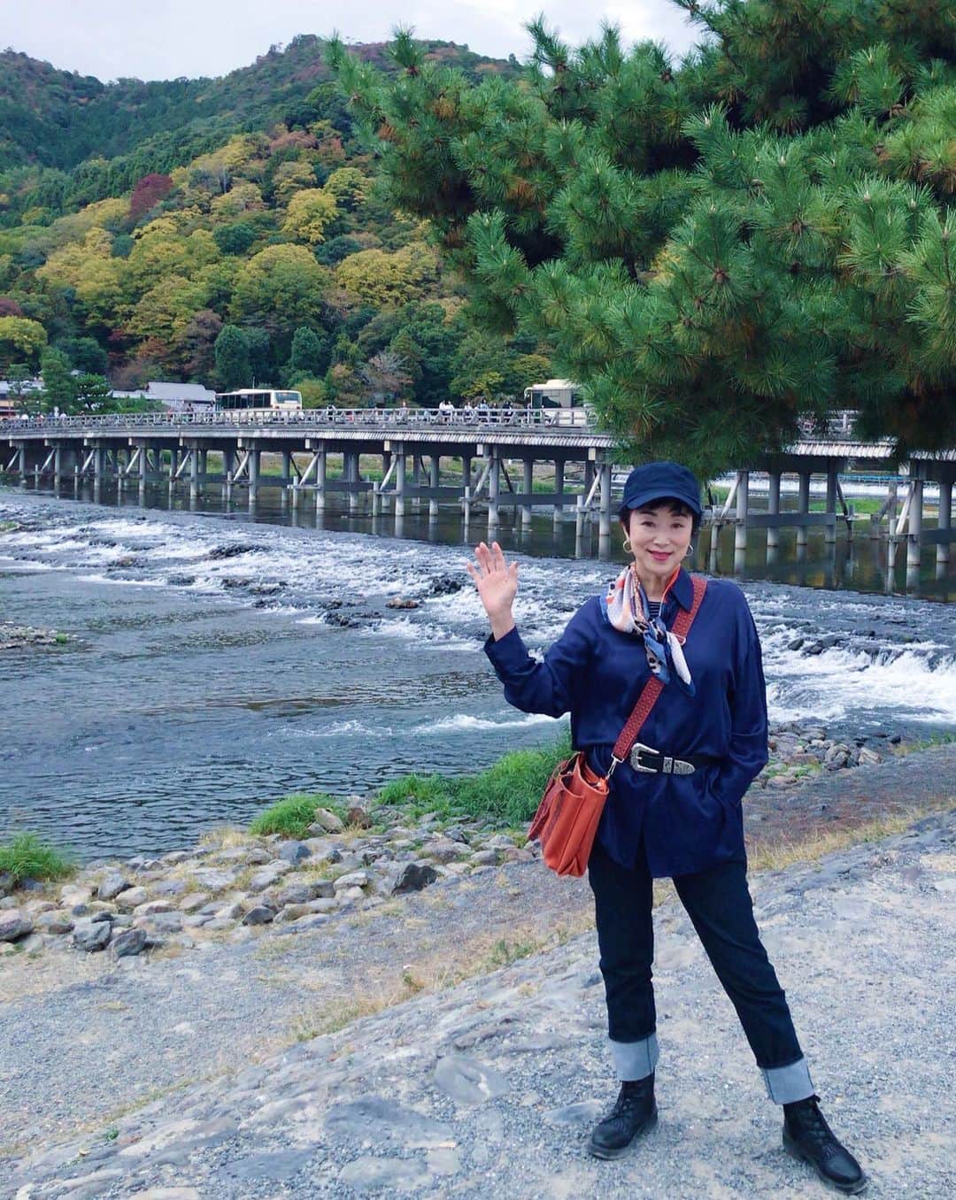小川知子さんのインスタグラム写真 - (小川知子Instagram)「京都から〜  今日は久しぶりに嵐山へ。 紅葉は期待していなかったけど、うっすら赤や黄色に色付いた樹々が綺麗。  混雑を避けて早起きしていざ出発。 大正解！ 大体、１１時過ぎたら満員と聞いていたので。  晴れ女の私。 雨予報にも関わらず全く濡れずに散策出来てラッキー🤞  二尊院まで行く人はあまりいなかったのですが、二十五菩薩来迎図が特別に展示されていて素晴らしかったです。  竹林の小径も人力車が行き交って賑わっていました。  よく歩いたー！  夜は新しく出来た京都の名所の新風館で焼き鳥と餃子のハシゴ。 よく食べるなー。  とにかく暑くて汗💦ダクでした。  ほとんど海外の旅行客です。  さぁ明日も楽しもう〜。  #嵐山 #二尊院 #竹林の小径 #新風館 #小川知子」11月6日 19時39分 - tomoko_ogawa_
