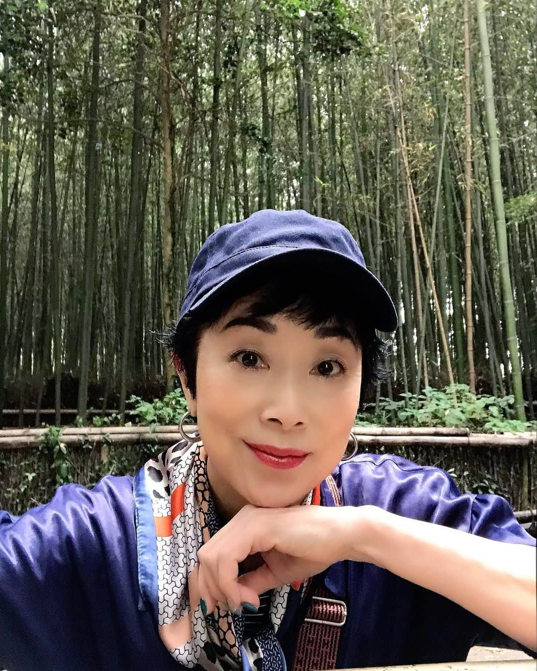 小川知子のインスタグラム：「京都から〜  今日は久しぶりに嵐山へ。 紅葉は期待していなかったけど、うっすら赤や黄色に色付いた樹々が綺麗。  混雑を避けて早起きしていざ出発。 大正解！ 大体、１１時過ぎたら満員と聞いていたので。  晴れ女の私。 雨予報にも関わらず全く濡れずに散策出来てラッキー🤞  二尊院まで行く人はあまりいなかったのですが、二十五菩薩来迎図が特別に展示されていて素晴らしかったです。  竹林の小径も人力車が行き交って賑わっていました。  よく歩いたー！  夜は新しく出来た京都の名所の新風館で焼き鳥と餃子のハシゴ。 よく食べるなー。  とにかく暑くて汗💦ダクでした。  ほとんど海外の旅行客です。  さぁ明日も楽しもう〜。  #嵐山 #二尊院 #竹林の小径 #新風館 #小川知子」