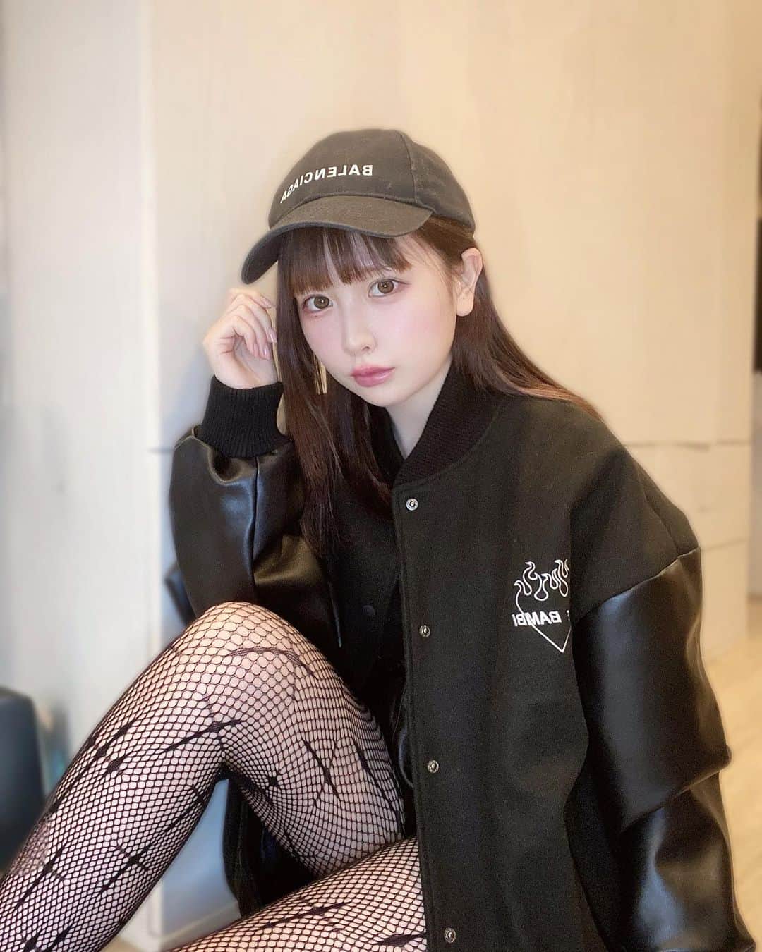 宮内凛さんのインスタグラム写真 - (宮内凛Instagram)「. . @ksg_seoul  ハートロゴスタジャンかっこかわいい❤️‍🔥  髪耳にかけると大人っぽくなるね、？  #pr #韓国ストリート #韓国ファッションコーデ」11月6日 19時40分 - miyauchi_rin