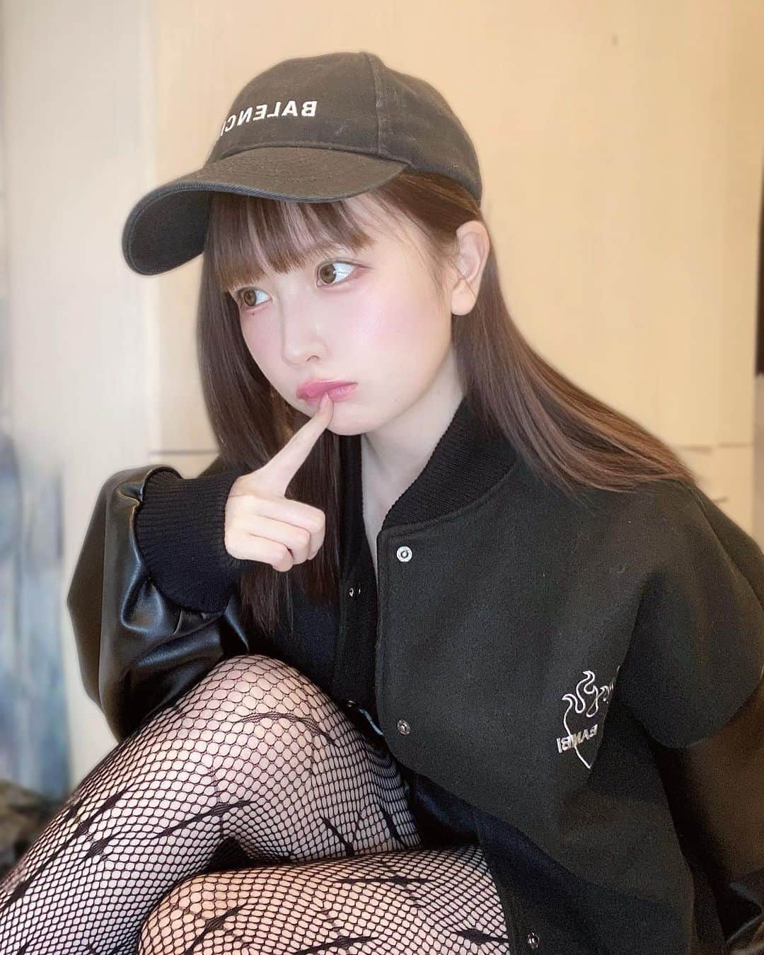 宮内凛さんのインスタグラム写真 - (宮内凛Instagram)「. . @ksg_seoul  ハートロゴスタジャンかっこかわいい❤️‍🔥  髪耳にかけると大人っぽくなるね、？  #pr #韓国ストリート #韓国ファッションコーデ」11月6日 19時40分 - miyauchi_rin