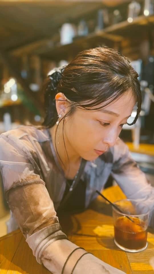のインスタグラム：「. 毎日あたたかーい☕️ 今日クリスマスツリーを飾ったのだけど、 あたたかいから、不思議な気分でした🎄 . 秋を通り越して一気に冬になりそうだ⛄️  . #休日　#カフェ巡り」