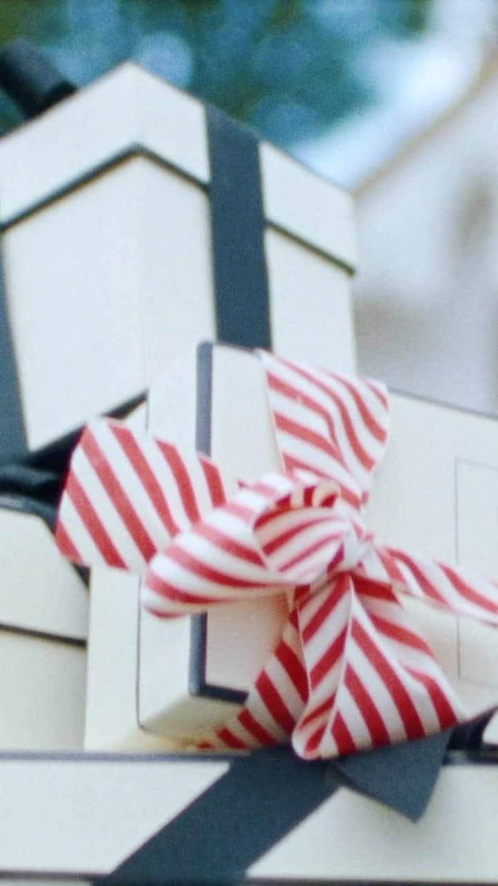 Jo Malone Londonのインスタグラム：「Tied with a candy cane-striped bow. What Jo Malone London gift would you like to find artfully wrapped under the boughs? #SeasonOfScent」