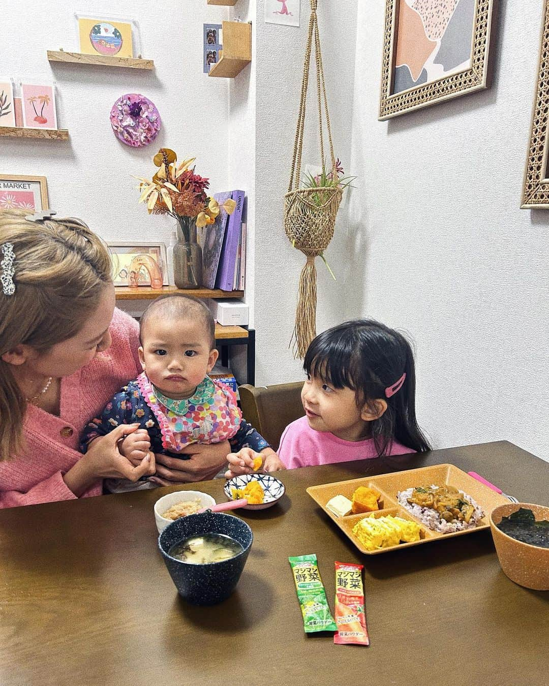 斎藤菜々子さんのインスタグラム写真 - (斎藤菜々子Instagram)「みんな知ってる㈱伊藤園様から ささっと1秒マシマシ野菜を頂いたよ🥦 @vegefruits_itoen  ささっと1秒マシマシ野菜は1日に不足している野菜をいつもの食事にささっとかけるだけで、不足しがちな野菜を食事とともに補えるんだよ👏  スティックタイプだからどこでも手軽に持ち運べるのが嬉しい☺️ 大人はもちろん、野菜嫌いの子供にもオススメ！ 離乳食に混ぜても子供のご飯に混ぜても🍛 粉末タイプだから、離乳食で大変な野菜を小さく刻む手間が省けるのも ◎  離乳食と上の子のカレーに混ぜてみたけど2人とも嫌な顔せず食べてくれました👏  子供が野菜嫌いでなかなか食べてくれない🥵 ってゆうママさんも試してみて欲しいな🥬  #ささっと1秒マシマシ野菜 #マシマシ野菜 #食パ #タイパ #伊藤園 #PR」11月6日 19時40分 - nanacoco.7