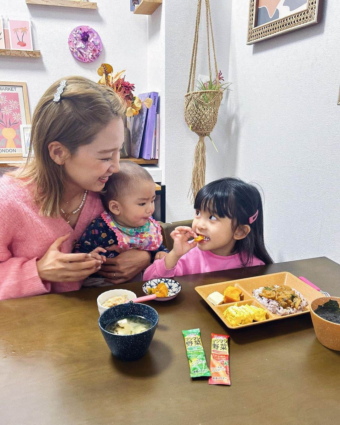 斎藤菜々子のインスタグラム：「みんな知ってる㈱伊藤園様から ささっと1秒マシマシ野菜を頂いたよ🥦 @vegefruits_itoen  ささっと1秒マシマシ野菜は1日に不足している野菜をいつもの食事にささっとかけるだけで、不足しがちな野菜を食事とともに補えるんだよ👏  スティックタイプだからどこでも手軽に持ち運べるのが嬉しい☺️ 大人はもちろん、野菜嫌いの子供にもオススメ！ 離乳食に混ぜても子供のご飯に混ぜても🍛 粉末タイプだから、離乳食で大変な野菜を小さく刻む手間が省けるのも ◎  離乳食と上の子のカレーに混ぜてみたけど2人とも嫌な顔せず食べてくれました👏  子供が野菜嫌いでなかなか食べてくれない🥵 ってゆうママさんも試してみて欲しいな🥬  #ささっと1秒マシマシ野菜 #マシマシ野菜 #食パ #タイパ #伊藤園 #PR」