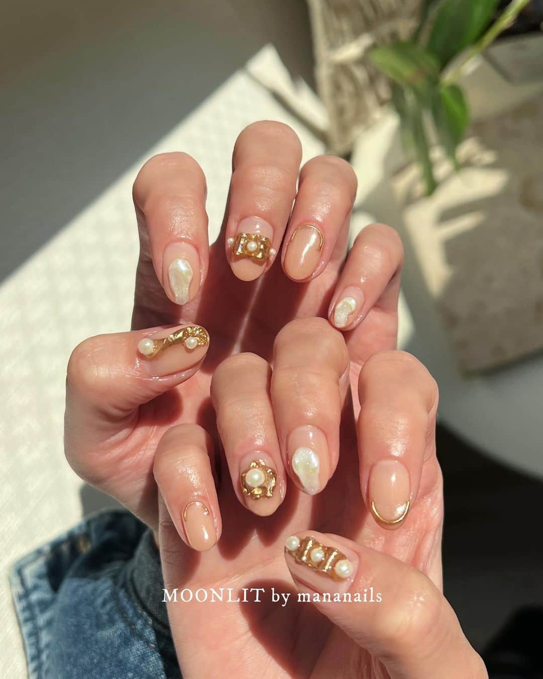 mananailsのインスタグラム：「wavy gold × pearl  サンプル見たら皆様やりたくなっちゃう新作✨ 短い爪でもかわいいですよ🤍  ☾120minオフ込み」