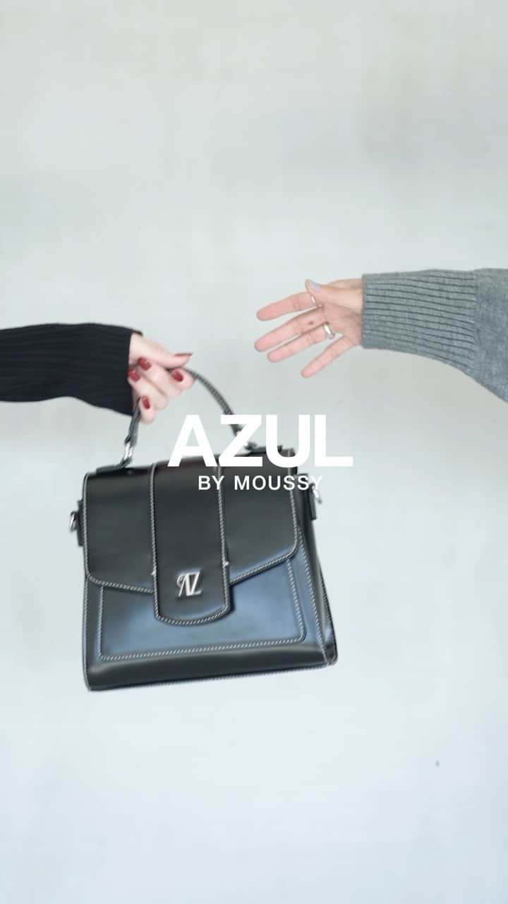 AZUL by moussyのインスタグラム：「オケージョンシーンでも活躍！ 品よくコーデをまとめてくれるAZモチーフシリーズ✨ ━━━━━━━━━━━━━━━━━━━ ◼︎AZモチーフウォレットバッグ ¥4,990(in tax)  ◼︎AZモチーフワンハンドルフラップバッグ ¥4,990(in tax) ━━━━━━━━━━━━━━━━━━━ ▶︎商品情報は画像をタップorトップのURLからチェック！  #AZULBYMOUSSY #AZUL_23AW #ショルダーバッグ #ショルダーバッグ #ウォレットバッグ」