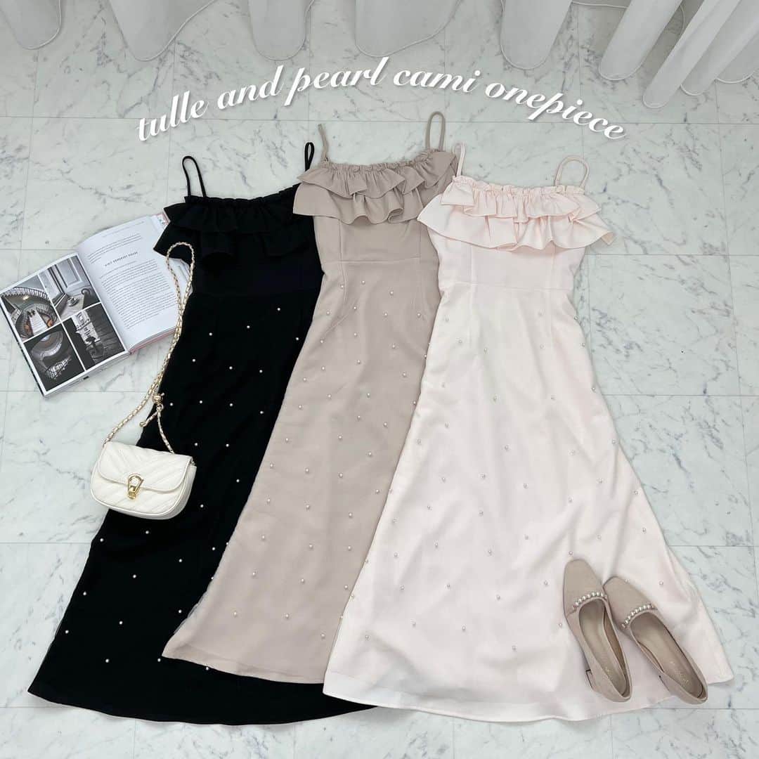 のインスタグラム：「【new arrival🎀】11/9(木) 21:00〜 ⁡ ◆フロントフリルとチュール×パールデザインが可愛いキャミワンピース♡ ⁡ ウエストからたっぷりと散りばめられたパールとチュールが今年らしい旬顔キャミワンピース♡  フロントは胸元フリルになっており、一気に華やかさがアップ♪  ウエスト切り替えはすっきりとしているので、 上半身にデザインがありながらも着痩せ効果があり、 メリハリのあるシルエットで着用いただけます！  程よくハリ感のある生地でフレアシルエットを綺麗に保ちます。  インナーやアウター、どのアイテムとも相性が良く、 シーズン問わずお楽しみいただける着回し力抜群のアイテムです！  ⁡ #チュール×パールキャミワンピース 商品番号🔎988319 サイズ…F/XL ¥4,595(taxin) ⁡ ⁡ こちらの画像はインスタ用に加工しておりますので、カラーの雰囲気が実際の商品と異なる場合がございます。 商品ページにてカラーのご確認をお願い致します。 ⁡ #ZOZOでしか買えない #アプレジュール #アプレ部」