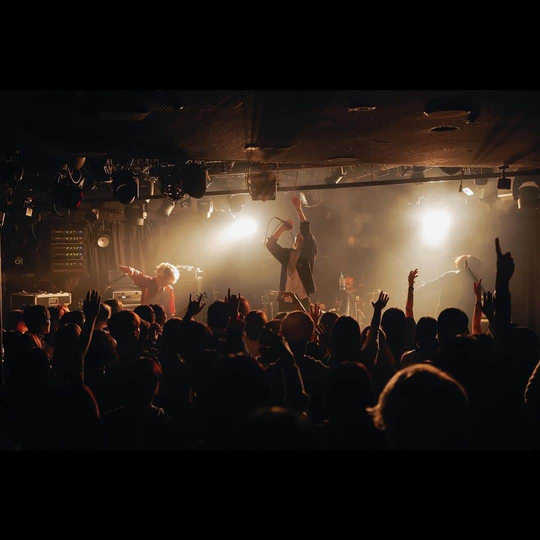 KANDAIさんのインスタグラム写真 - (KANDAIInstagram)「2023.11.05@Shibuya eggman ・ THE SIXTH LIE呼んでくれてありがとう！ 久しぶりのeggman、久々の感覚ピエロ！ 楽しかったぁー！ナイスグルーブのイベントでした🥁 ・ ライブも程よい集中力で楽しく叩けました😎 次の名古屋に良い流れで入れそうです◎ ・ そして阪神優勝しました。最高でぇーす！🐯 ・ 📷( @hanna_7221 ) ・ #lennycodefiction #drum #drummer #sakae #sakaedrums #sakaeosakaheritage #dw #paiste #lerni #64audio  #ボルト #ナルト #炎炎ノ消防隊 #僕のヒーローアカデミア #dgraymanhallow #allout #魔王学院の不適合者 #邦楽 #邦ロック #thesixthlie #感覚ピエロ」11月6日 19時54分 - kandai918