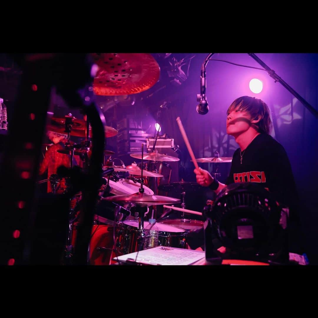 KANDAIさんのインスタグラム写真 - (KANDAIInstagram)「2023.11.05@Shibuya eggman ・ THE SIXTH LIE呼んでくれてありがとう！ 久しぶりのeggman、久々の感覚ピエロ！ 楽しかったぁー！ナイスグルーブのイベントでした🥁 ・ ライブも程よい集中力で楽しく叩けました😎 次の名古屋に良い流れで入れそうです◎ ・ そして阪神優勝しました。最高でぇーす！🐯 ・ 📷( @hanna_7221 ) ・ #lennycodefiction #drum #drummer #sakae #sakaedrums #sakaeosakaheritage #dw #paiste #lerni #64audio  #ボルト #ナルト #炎炎ノ消防隊 #僕のヒーローアカデミア #dgraymanhallow #allout #魔王学院の不適合者 #邦楽 #邦ロック #thesixthlie #感覚ピエロ」11月6日 19時54分 - kandai918