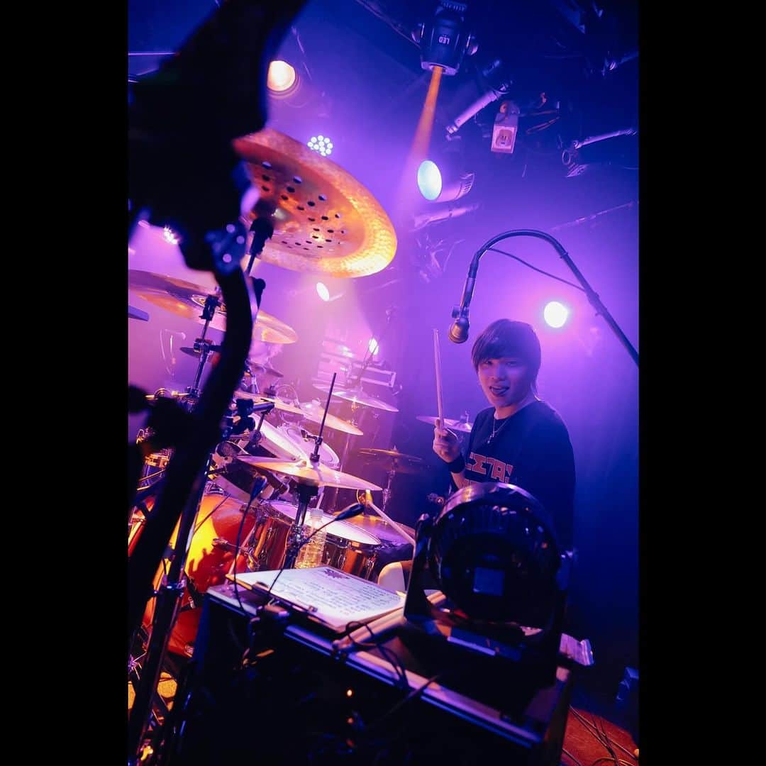 KANDAIさんのインスタグラム写真 - (KANDAIInstagram)「2023.11.05@Shibuya eggman ・ THE SIXTH LIE呼んでくれてありがとう！ 久しぶりのeggman、久々の感覚ピエロ！ 楽しかったぁー！ナイスグルーブのイベントでした🥁 ・ ライブも程よい集中力で楽しく叩けました😎 次の名古屋に良い流れで入れそうです◎ ・ そして阪神優勝しました。最高でぇーす！🐯 ・ 📷( @hanna_7221 ) ・ #lennycodefiction #drum #drummer #sakae #sakaedrums #sakaeosakaheritage #dw #paiste #lerni #64audio  #ボルト #ナルト #炎炎ノ消防隊 #僕のヒーローアカデミア #dgraymanhallow #allout #魔王学院の不適合者 #邦楽 #邦ロック #thesixthlie #感覚ピエロ」11月6日 19時54分 - kandai918