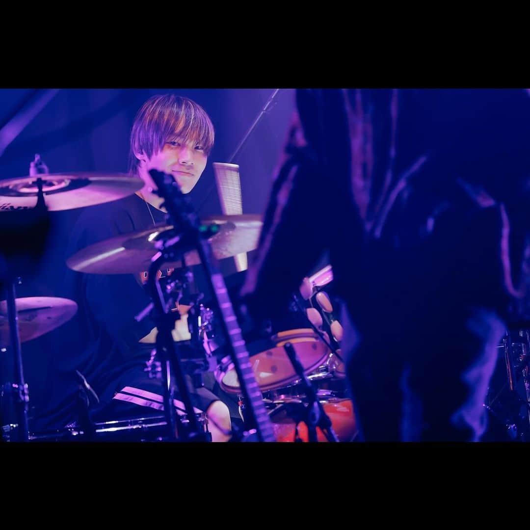 KANDAIさんのインスタグラム写真 - (KANDAIInstagram)「2023.11.05@Shibuya eggman ・ THE SIXTH LIE呼んでくれてありがとう！ 久しぶりのeggman、久々の感覚ピエロ！ 楽しかったぁー！ナイスグルーブのイベントでした🥁 ・ ライブも程よい集中力で楽しく叩けました😎 次の名古屋に良い流れで入れそうです◎ ・ そして阪神優勝しました。最高でぇーす！🐯 ・ 📷( @hanna_7221 ) ・ #lennycodefiction #drum #drummer #sakae #sakaedrums #sakaeosakaheritage #dw #paiste #lerni #64audio  #ボルト #ナルト #炎炎ノ消防隊 #僕のヒーローアカデミア #dgraymanhallow #allout #魔王学院の不適合者 #邦楽 #邦ロック #thesixthlie #感覚ピエロ」11月6日 19時54分 - kandai918