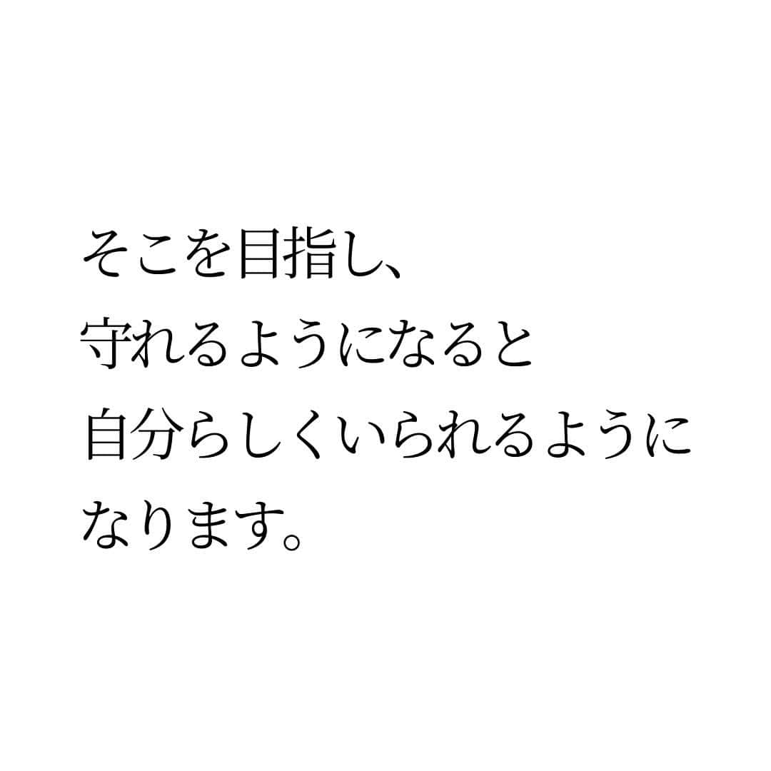 Takumi Kawaharaさんのインスタグラム写真 - (Takumi KawaharaInstagram)「【 ボールはとにかくすぐ返す 】   あなたのボール、 今、いくつありますか？   ボールとは、 仕事だったり案件だったり やるべきことのこと。   「ボールはとにかくすぐ返す」   私が特に意識していること   一回手元にボールを留めてしまうと 手元に溢れるぐらい 無限に集まってきちゃう。   溢れたボールは次々と落ちていき ボールを受け取ることができなくなる。   気にしなきゃいけないことが増え 頭のスペースを使いはじめると そのストレスってハンパない。   自分に正直に、自分にクリアに 本当に思うことを 伝えられなくなる。考えられなくなる。   私も過去に経験あります。 なんだったら そうして生きてきた期間の方が長いぐらい。   自分の手元には 常に何もボールを持っていない状態。   そこを目指し、守れるようになると 自分らしくいられるようになります。     ＿＿＿＿＿＿＿＿＿＿＿   川原 卓巳 Voicy channel 「自分らしさで輝くプロデュース」 ⁡ ✨プレミアム配信 更新中✨⁡ 日本発の音声プラットフォーム、Voicyにて配信中。 ⁡   ⁡ 川原卓巳の最新情報は公式LINEへ ご登録はプロフィール欄のURLから @takumi.kwhr     #プロデューサー #プロデュース #セルフプロデュース」11月6日 19時54分 - takumi.kwhr