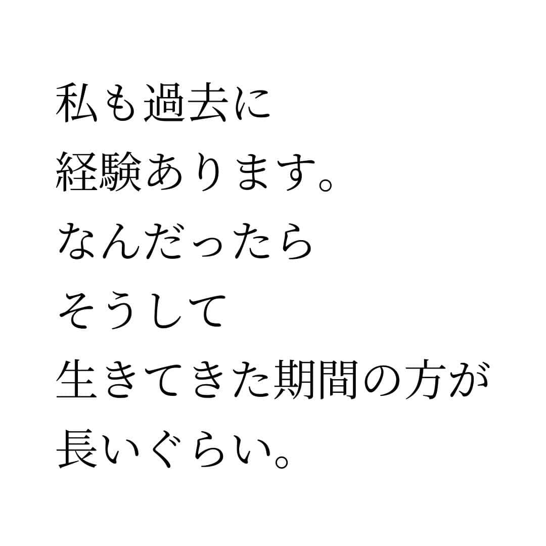 Takumi Kawaharaさんのインスタグラム写真 - (Takumi KawaharaInstagram)「【 ボールはとにかくすぐ返す 】   あなたのボール、 今、いくつありますか？   ボールとは、 仕事だったり案件だったり やるべきことのこと。   「ボールはとにかくすぐ返す」   私が特に意識していること   一回手元にボールを留めてしまうと 手元に溢れるぐらい 無限に集まってきちゃう。   溢れたボールは次々と落ちていき ボールを受け取ることができなくなる。   気にしなきゃいけないことが増え 頭のスペースを使いはじめると そのストレスってハンパない。   自分に正直に、自分にクリアに 本当に思うことを 伝えられなくなる。考えられなくなる。   私も過去に経験あります。 なんだったら そうして生きてきた期間の方が長いぐらい。   自分の手元には 常に何もボールを持っていない状態。   そこを目指し、守れるようになると 自分らしくいられるようになります。     ＿＿＿＿＿＿＿＿＿＿＿   川原 卓巳 Voicy channel 「自分らしさで輝くプロデュース」 ⁡ ✨プレミアム配信 更新中✨⁡ 日本発の音声プラットフォーム、Voicyにて配信中。 ⁡   ⁡ 川原卓巳の最新情報は公式LINEへ ご登録はプロフィール欄のURLから @takumi.kwhr     #プロデューサー #プロデュース #セルフプロデュース」11月6日 19時54分 - takumi.kwhr