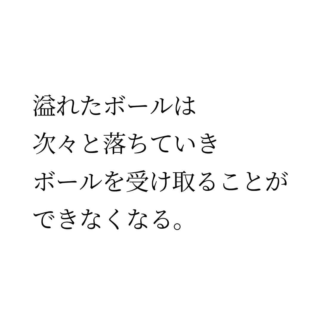 Takumi Kawaharaさんのインスタグラム写真 - (Takumi KawaharaInstagram)「【 ボールはとにかくすぐ返す 】   あなたのボール、 今、いくつありますか？   ボールとは、 仕事だったり案件だったり やるべきことのこと。   「ボールはとにかくすぐ返す」   私が特に意識していること   一回手元にボールを留めてしまうと 手元に溢れるぐらい 無限に集まってきちゃう。   溢れたボールは次々と落ちていき ボールを受け取ることができなくなる。   気にしなきゃいけないことが増え 頭のスペースを使いはじめると そのストレスってハンパない。   自分に正直に、自分にクリアに 本当に思うことを 伝えられなくなる。考えられなくなる。   私も過去に経験あります。 なんだったら そうして生きてきた期間の方が長いぐらい。   自分の手元には 常に何もボールを持っていない状態。   そこを目指し、守れるようになると 自分らしくいられるようになります。     ＿＿＿＿＿＿＿＿＿＿＿   川原 卓巳 Voicy channel 「自分らしさで輝くプロデュース」 ⁡ ✨プレミアム配信 更新中✨⁡ 日本発の音声プラットフォーム、Voicyにて配信中。 ⁡   ⁡ 川原卓巳の最新情報は公式LINEへ ご登録はプロフィール欄のURLから @takumi.kwhr     #プロデューサー #プロデュース #セルフプロデュース」11月6日 19時54分 - takumi.kwhr