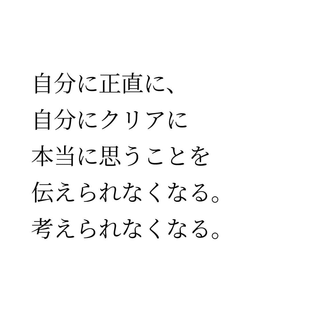 Takumi Kawaharaさんのインスタグラム写真 - (Takumi KawaharaInstagram)「【 ボールはとにかくすぐ返す 】   あなたのボール、 今、いくつありますか？   ボールとは、 仕事だったり案件だったり やるべきことのこと。   「ボールはとにかくすぐ返す」   私が特に意識していること   一回手元にボールを留めてしまうと 手元に溢れるぐらい 無限に集まってきちゃう。   溢れたボールは次々と落ちていき ボールを受け取ることができなくなる。   気にしなきゃいけないことが増え 頭のスペースを使いはじめると そのストレスってハンパない。   自分に正直に、自分にクリアに 本当に思うことを 伝えられなくなる。考えられなくなる。   私も過去に経験あります。 なんだったら そうして生きてきた期間の方が長いぐらい。   自分の手元には 常に何もボールを持っていない状態。   そこを目指し、守れるようになると 自分らしくいられるようになります。     ＿＿＿＿＿＿＿＿＿＿＿   川原 卓巳 Voicy channel 「自分らしさで輝くプロデュース」 ⁡ ✨プレミアム配信 更新中✨⁡ 日本発の音声プラットフォーム、Voicyにて配信中。 ⁡   ⁡ 川原卓巳の最新情報は公式LINEへ ご登録はプロフィール欄のURLから @takumi.kwhr     #プロデューサー #プロデュース #セルフプロデュース」11月6日 19時54分 - takumi.kwhr