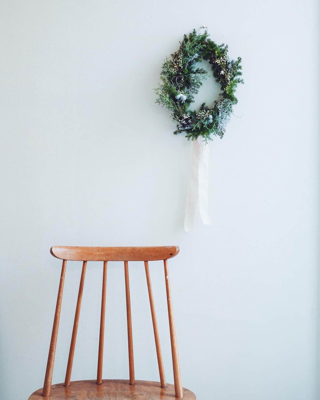 増田由希子さんのインスタグラム写真 - (増田由希子Instagram)「Pre-order! Fresh Christmas Wreath🎄 #christmas #Wreath #freshwreath #winterwreath #simplicity  🌲クリスマスリース予約販売のお知らせ🌲  今年もクリスマスリースの予約販売をさせていただくこととなりました。 BOWKNOT様 @bowknot_store にて、お取扱いいただきます。  【　リース「森の小道」 】 静寂に包まれた、神秘的な冬の森の風景をイメージしました。 赤蔓リースの土台に針葉樹のグリーンと3種類の実を飾っています。 神聖な森の香りに包まれたフレッシュリースをお届けいたします。  詳細は、HP、BOWKNOT様オンラインショップをご参照ください。  【予約受付期間】 2023年11月6日(月)〜11月14日(火)14時 【お届け】11月末頃 ※予定数に達し次第、販売終了となります　 【お取扱店】 BOWKNOTオンラインショップ @bowknot_store   #クリスマスリース　#リース」11月6日 19時55分 - nonihana_