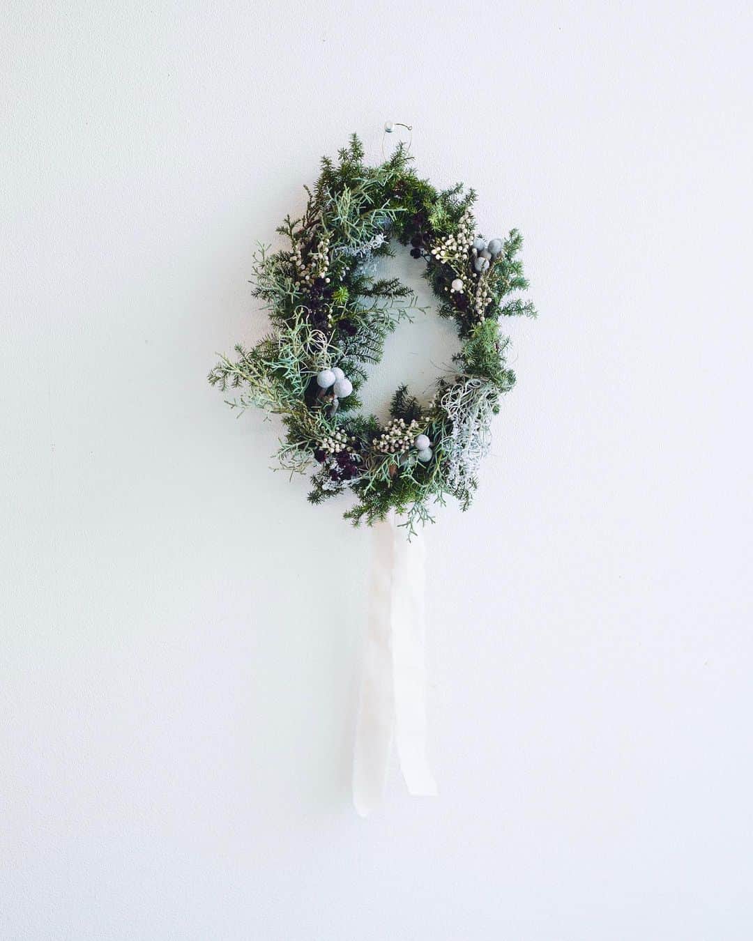 増田由希子のインスタグラム：「Pre-order! Fresh Christmas Wreath🎄 #christmas #Wreath #freshwreath #winterwreath #simplicity  🌲クリスマスリース予約販売のお知らせ🌲  今年もクリスマスリースの予約販売をさせていただくこととなりました。 BOWKNOT様 @bowknot_store にて、お取扱いいただきます。  【　リース「森の小道」 】 静寂に包まれた、神秘的な冬の森の風景をイメージしました。 赤蔓リースの土台に針葉樹のグリーンと3種類の実を飾っています。 神聖な森の香りに包まれたフレッシュリースをお届けいたします。  詳細は、HP、BOWKNOT様オンラインショップをご参照ください。  【予約受付期間】 2023年11月6日(月)〜11月14日(火)14時 【お届け】11月末頃 ※予定数に達し次第、販売終了となります　 【お取扱店】 BOWKNOTオンラインショップ @bowknot_store   #クリスマスリース　#リース」