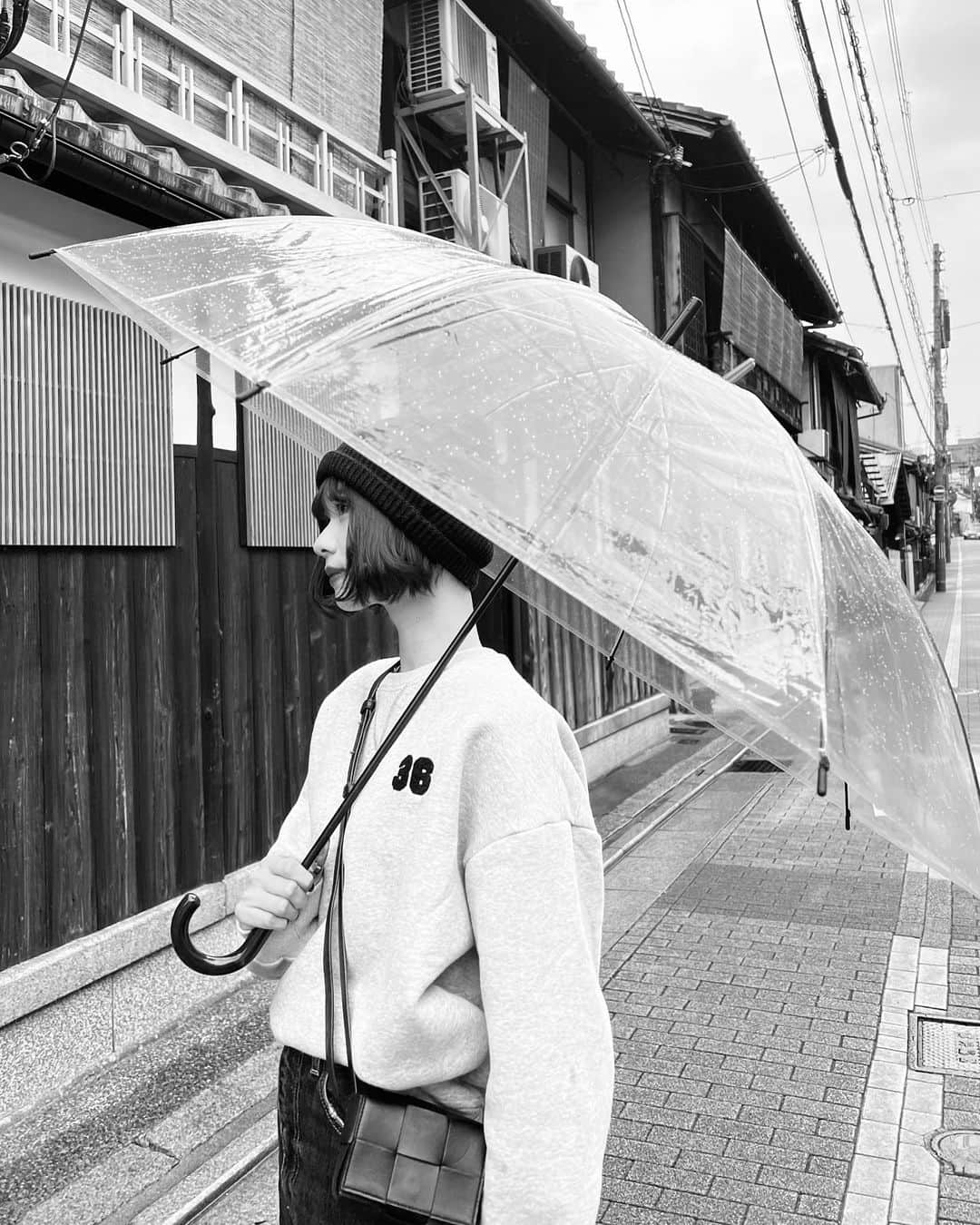 zussaさんのインスタグラム写真 - (zussaInstagram)「滞在時間2時間だったけど 楽しかった、京都旅。🏯  昔から雨女です。笑☔️  #京都旅行#ニ寧坂#清水寺#スウェットコーデ#デニムコーデ#きれいめカジュアル#雨の日#miroamurette#mirofilles#kyototrip」11月6日 19時48分 - niwatorigoya