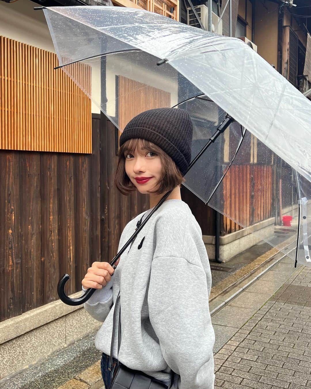 zussaのインスタグラム：「滞在時間2時間だったけど 楽しかった、京都旅。🏯  昔から雨女です。笑☔️  #京都旅行#ニ寧坂#清水寺#スウェットコーデ#デニムコーデ#きれいめカジュアル#雨の日#miroamurette#mirofilles#kyototrip」