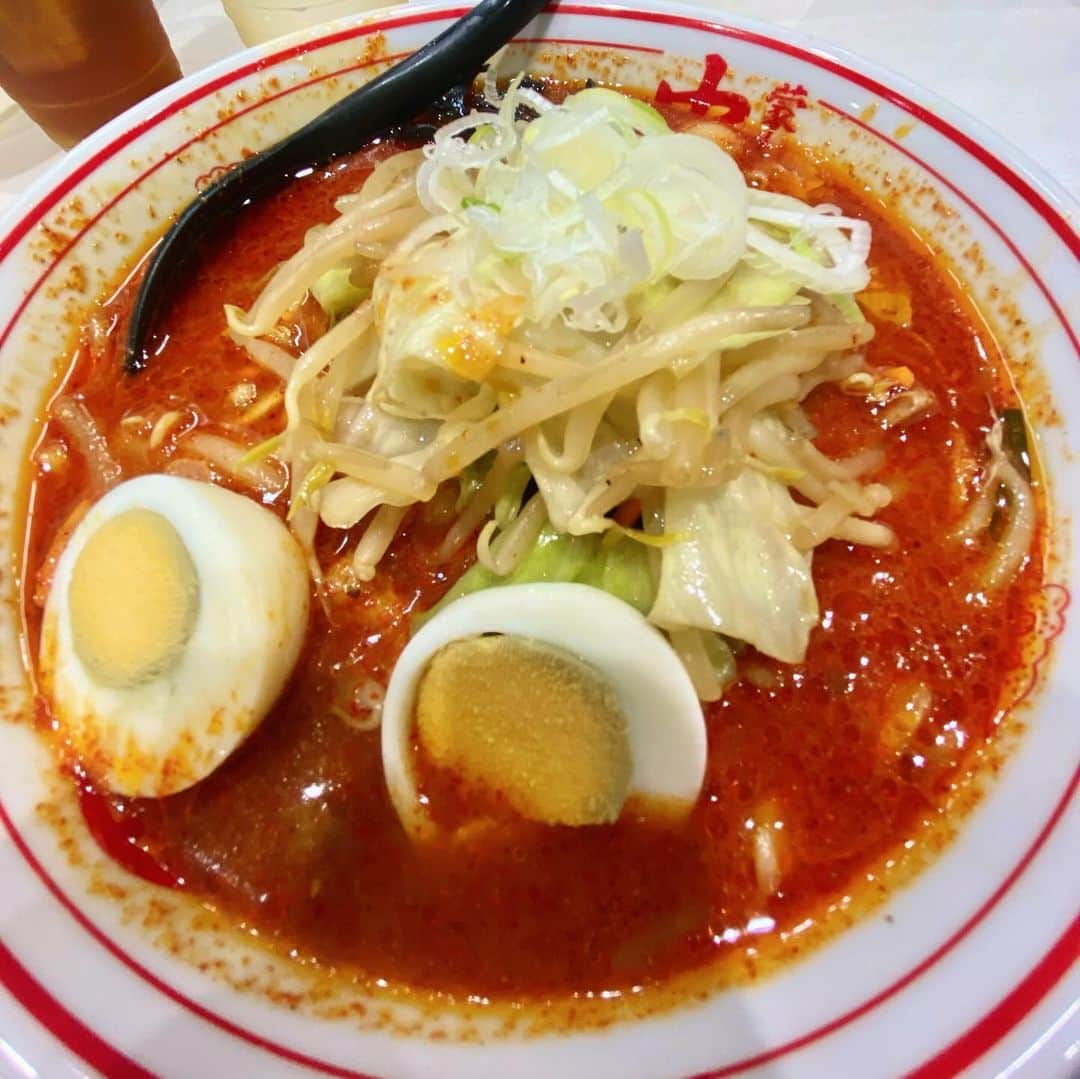 まみむめもちおさんのインスタグラム写真 - (まみむめもちおInstagram)「初めて辛8の北極ラーメン食べた〜 食べきったけど辛すぎた この上に9の北極ラーメンがあるなんて...🔥  写真は意気込んで食べる前の ｢食べきってやるぞ(｀・ω・´)ｷﾘｯ｣ の表情笑   #中本  #蒙古タンメン  #北極ラーメン  #辛すぎた」11月6日 19時48分 - mamimumemochio