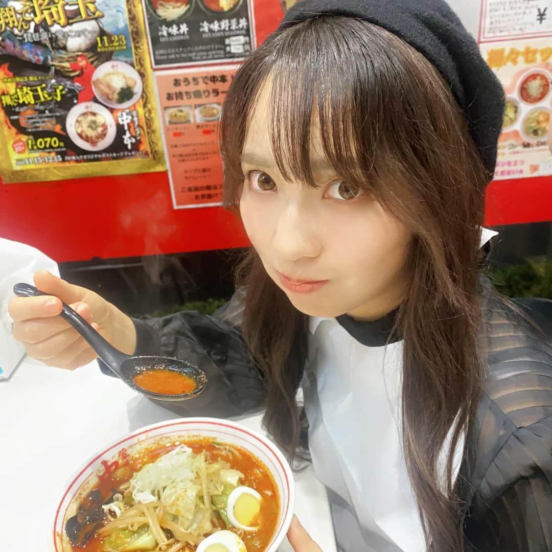 まみむめもちおのインスタグラム：「初めて辛8の北極ラーメン食べた〜 食べきったけど辛すぎた この上に9の北極ラーメンがあるなんて...🔥  写真は意気込んで食べる前の ｢食べきってやるぞ(｀・ω・´)ｷﾘｯ｣ の表情笑   #中本  #蒙古タンメン  #北極ラーメン  #辛すぎた」