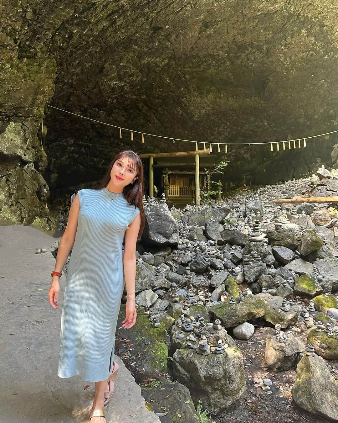 宮田亜夢のインスタグラム：「初高千穂🤍  高千穂峡は正直、生で見るより写真で見た方が絶景だったなぁ☺️笑(めちゃくちゃ辛口コメント🤣 )  でも、天岩戸神社裏側に回った洞窟のご御神体( 撮影禁止エリア)は確かに何か感じられるものがありました😇  今回宮崎は高千穂だけだったので次は巡りたい🐘🫶🏻  #宮崎 #高千穂 #天岩戸神社」