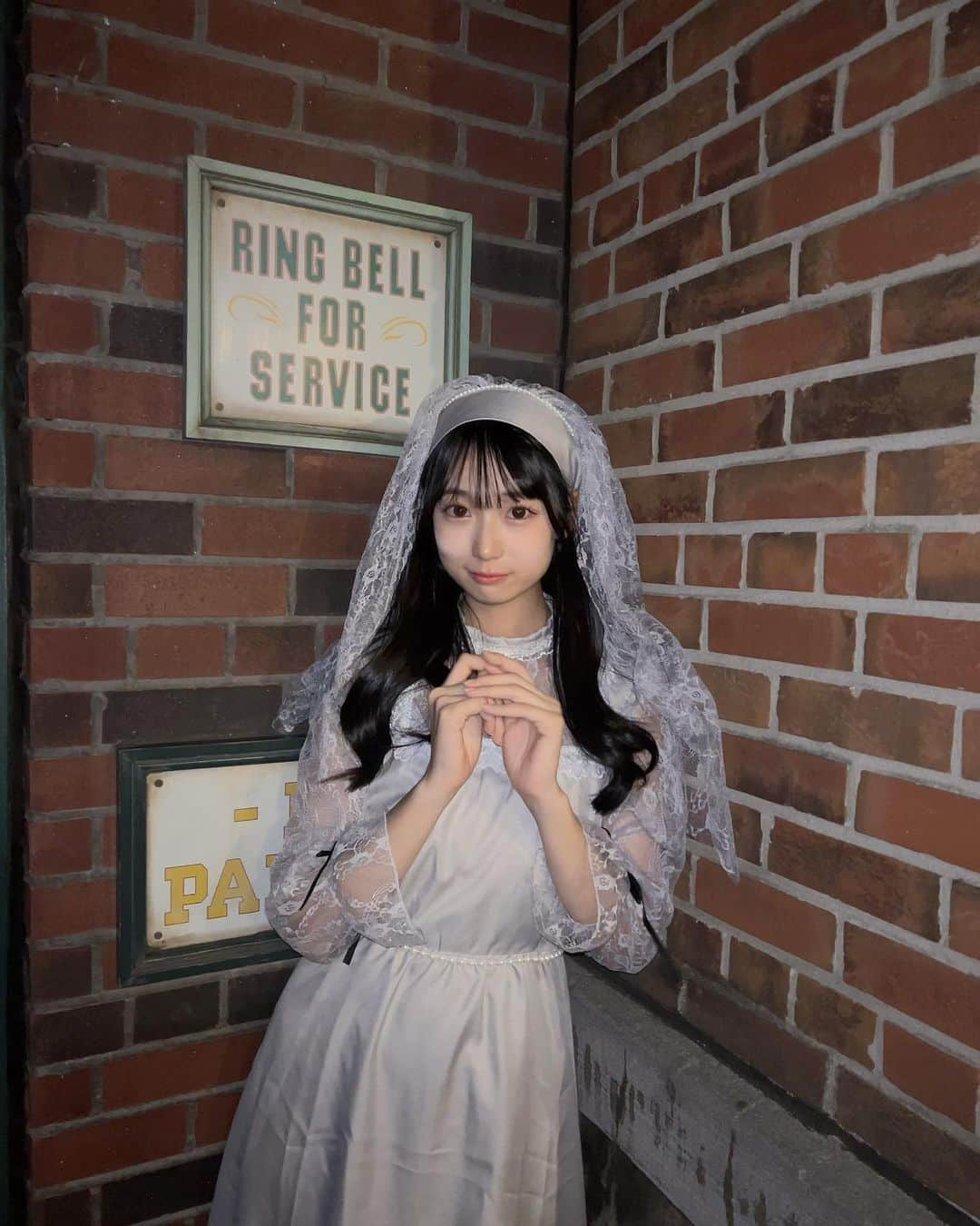 百田汐里さんのインスタグラム写真 - (百田汐里Instagram)「シスターのコスプレでユニバホラーナイト行ってきたよ🫶🏻🤍どうですか〜🥺 最終日やから人多かったけど久々ユニバ楽しかた♡  クロミちゃんのチュロスちょー美味しかったの︎☺︎ ． ．  #ユニバ  #ホラーナイト  #コスプレ  #シスター #jkブランド  #jk  #jkの素敵な思い出  #ファッション  #黒髪ロング  #ストレート  #メイク #ヘアアレンジ  #fashion  #like  #instagram  #ハーフツイン  #冬服  #ootd  #셀카  #좋아  #좋아요  #머리  #얼스타그램 #메이크업  #오오티디 #일상」11月6日 19時50分 - shi._.o19