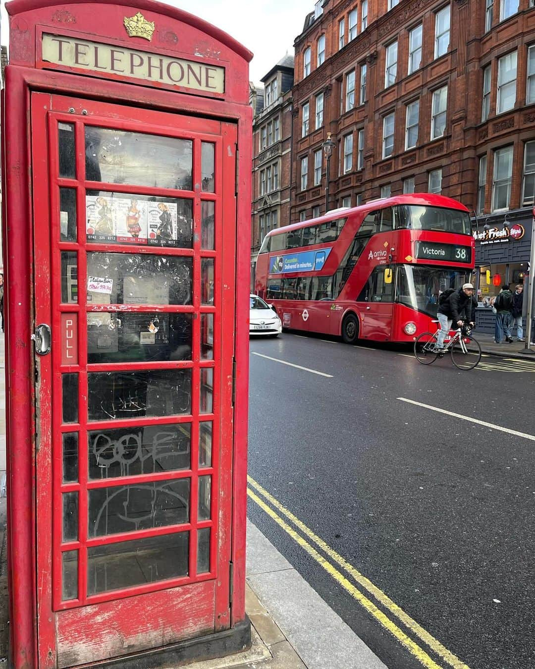 広瀬斗史輝さんのインスタグラム写真 - (広瀬斗史輝Instagram)「London Big Ben Westminster Abbey London Eye Natinonal Theatre Telephone Box & Bus ChinaTown Christmas Bell Ornament Christmas Tree Buckingham Palace  #LondonSights #ロンドン観光 #ExploreLondon #ロンドン探検 #BritishAdventure #イギリス冒険 #LondonLandmarks #ロンドン名所 #TravelUK #イギリス旅行 #CityOfLondon #ロンドンの街 #LondonMemories #ロンドン思い出 #LondonLife #ロンドン生活 #UKDiaries #イギリス日記　#英語留学 #StudyAbroad」11月6日 19時51分 - toshiki_hirose